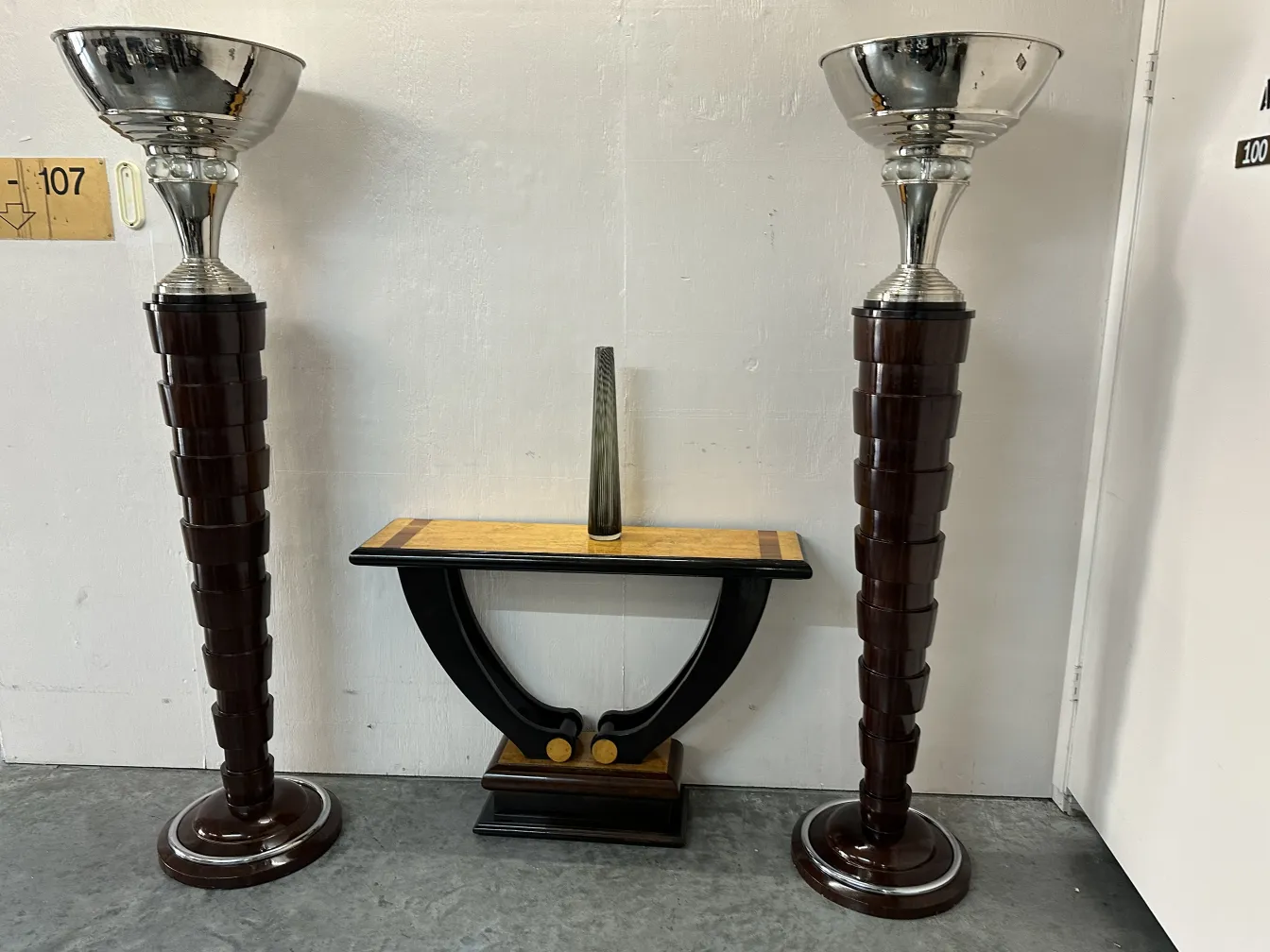 两个古董穆拉诺花瓶，带优雅底座