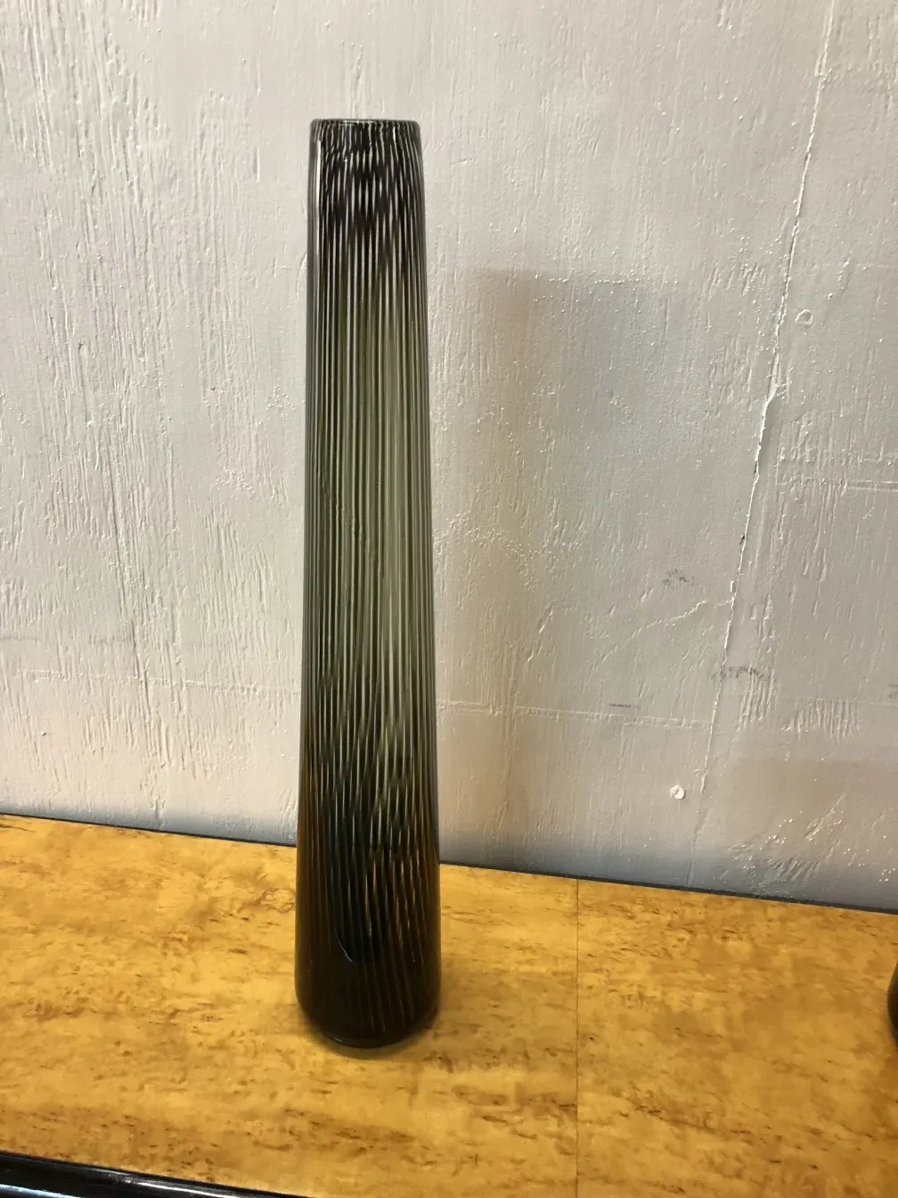 dois vasos antigos de Murano com design elegante e linhas verticais.