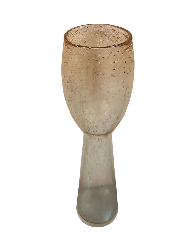 Due vasi antichi di murano con forma elegante, colore chiaro e bolle decorative, su sfondo bianco.