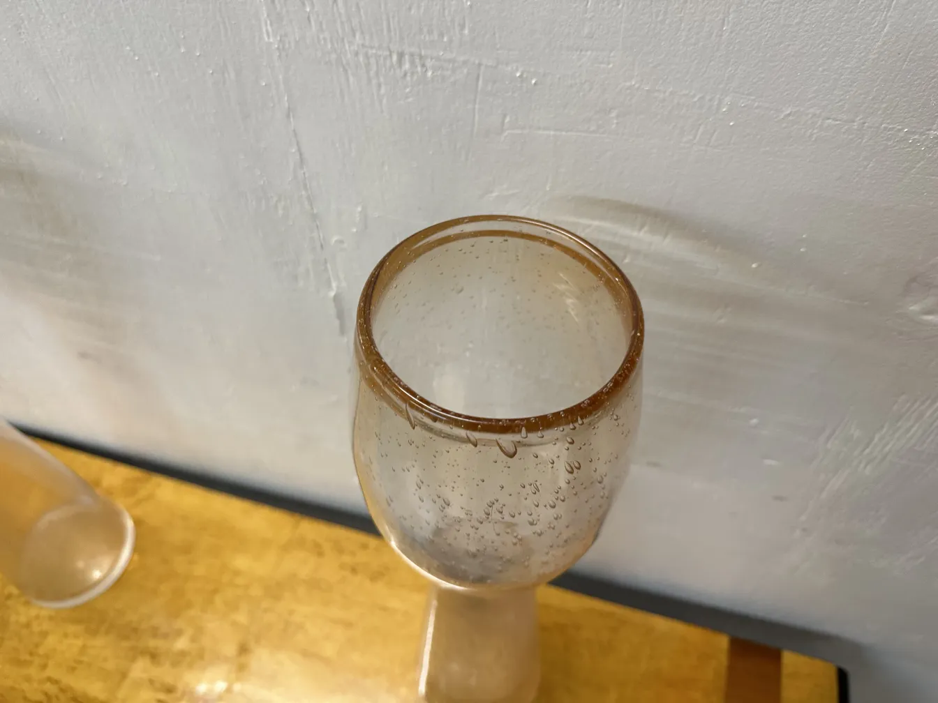 2 vasos antigos murano com gotas d'água e fundo claro