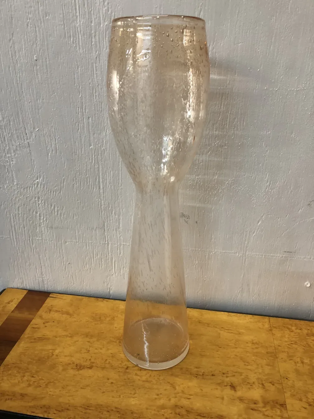 زهرية قديمة من مورانو على خلفية فاتحة