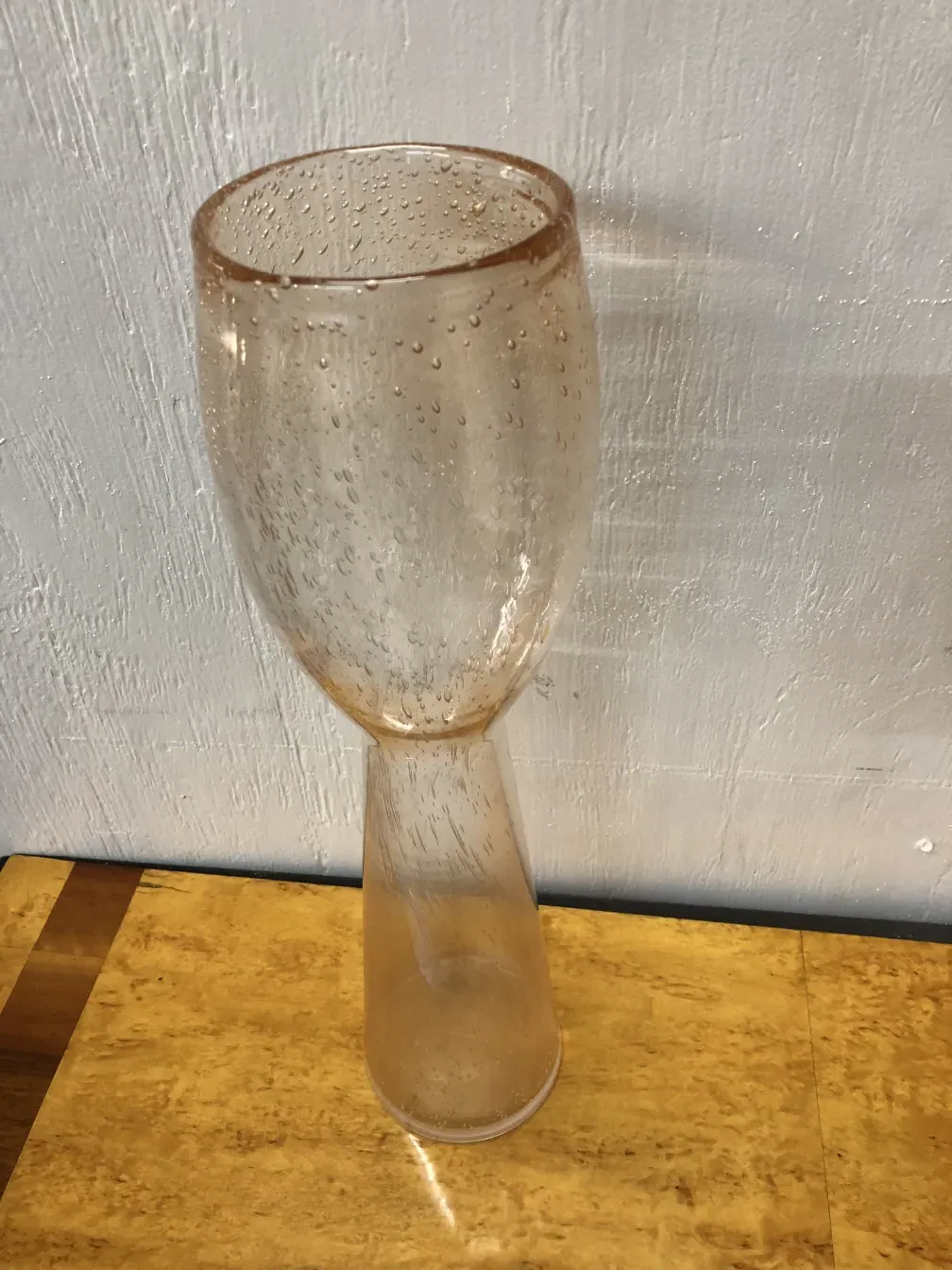 Dois vasos antigos de Murano com bolhas decorativas, em um ambiente clássico.