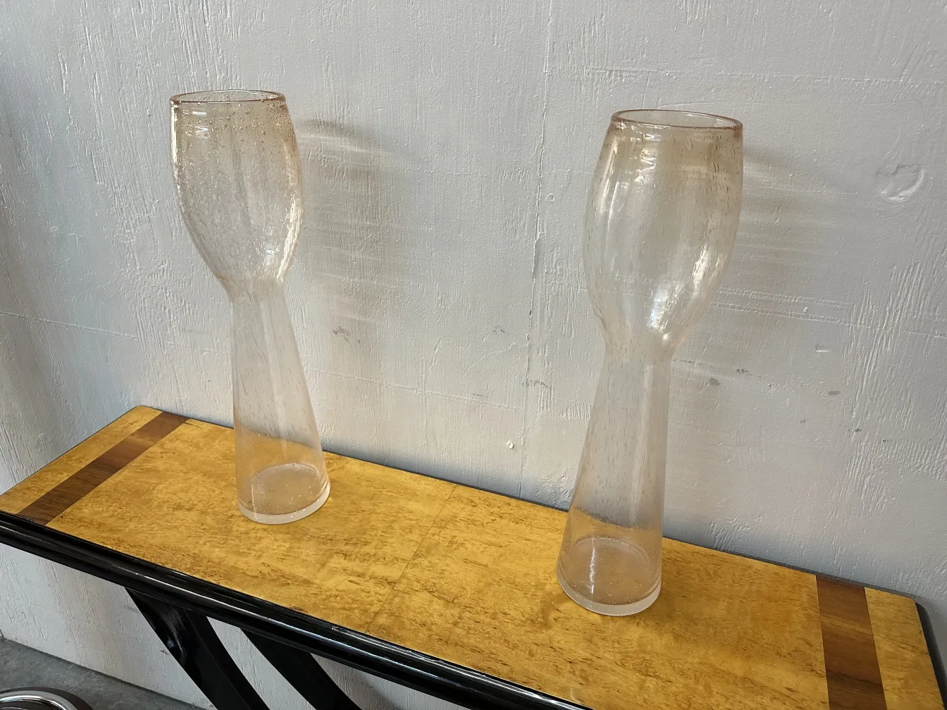 2 vaso antico murano, forma elegante, su un tavolo