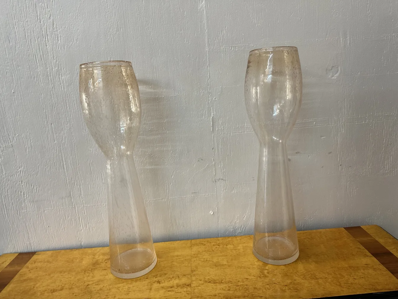 deux vases anciens de Murano sur une table en bois