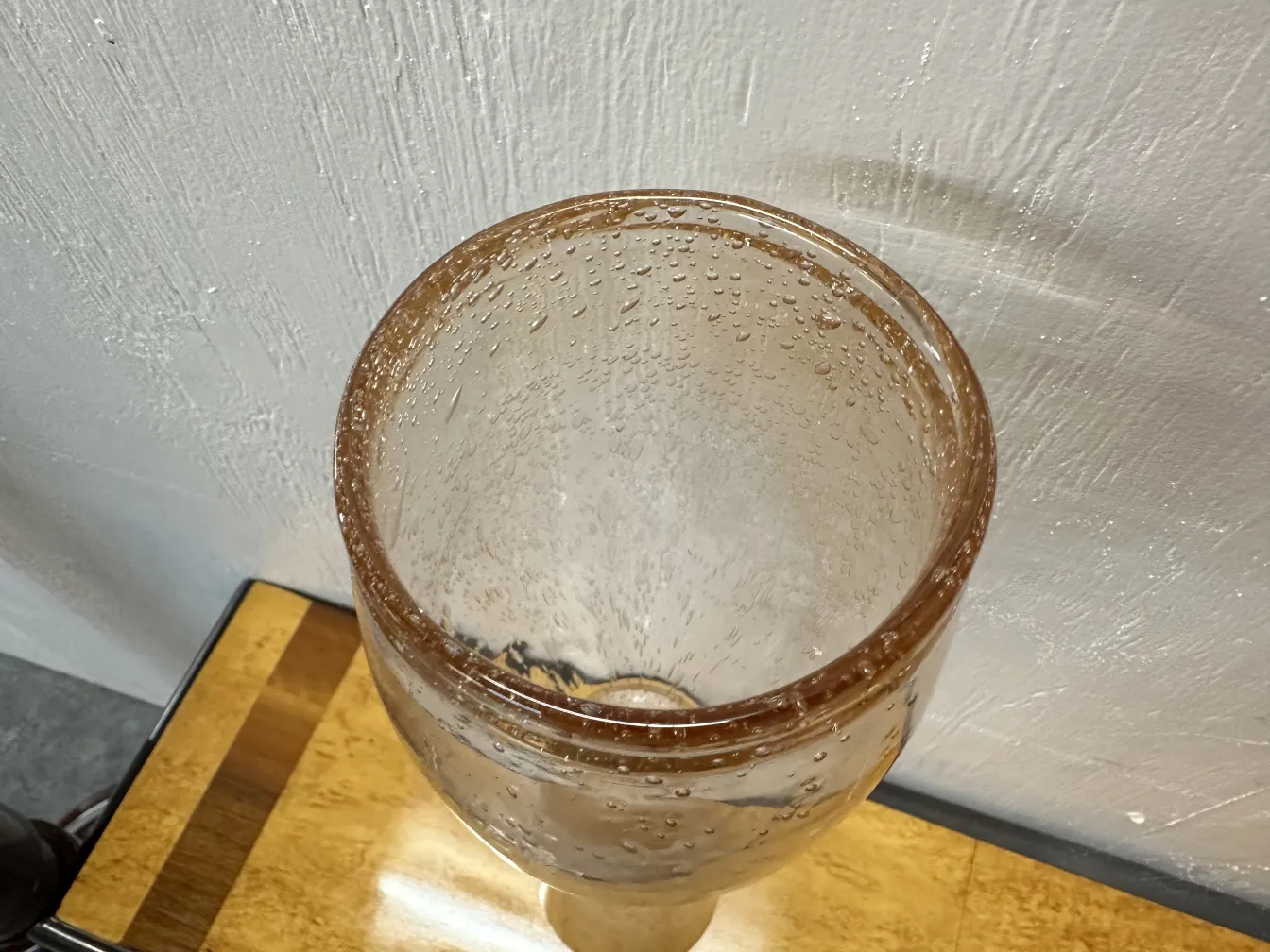 Deux vases anciens murano avec des bulles et des détails dans le design. Fond neutre.