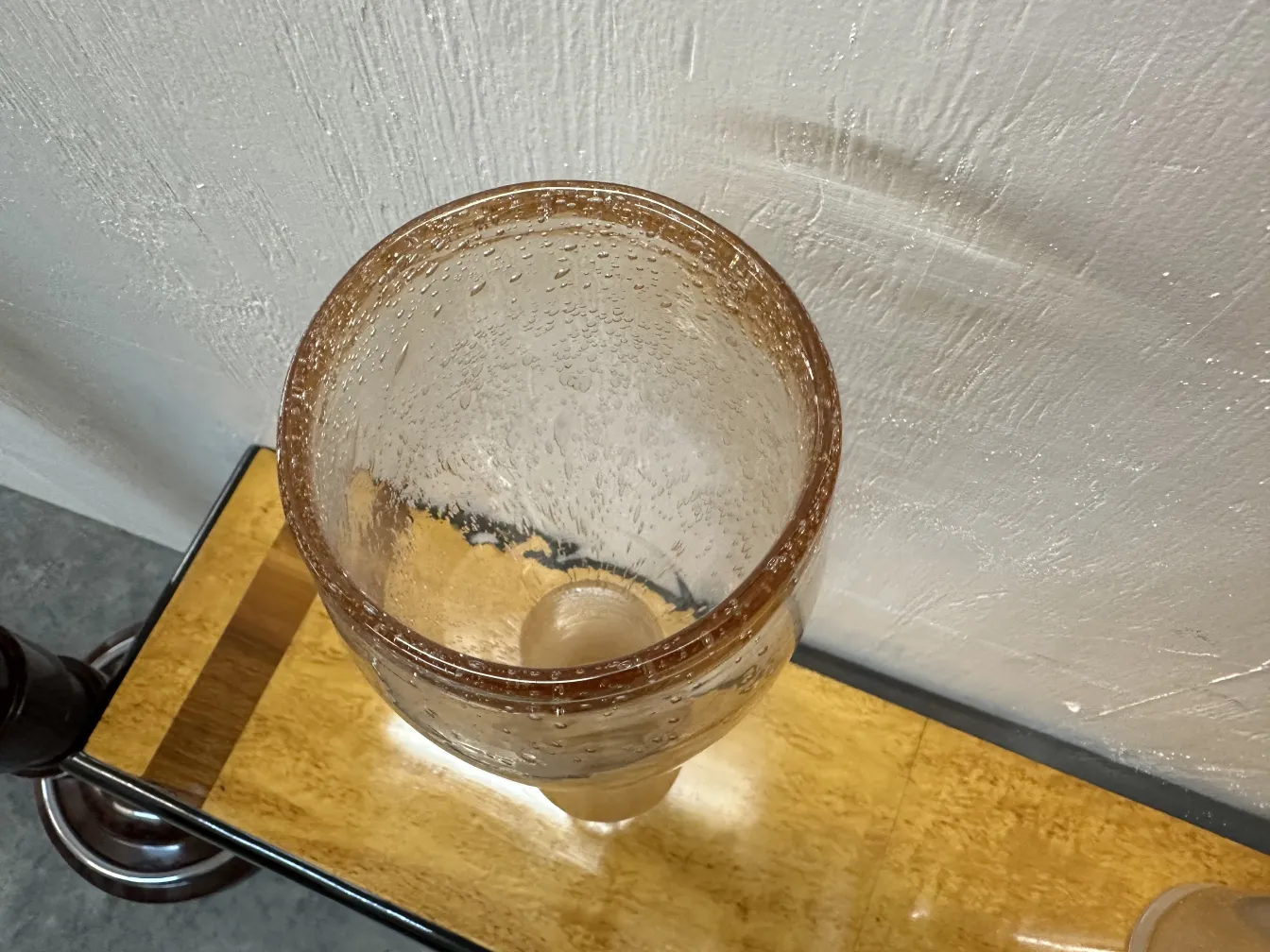 antigos vasos de Murano em um fundo neutro.