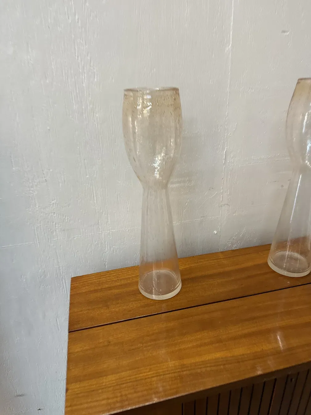 Zwei antike Murano-Vasen in einem eleganten Ambiente mit klarem und feinem Finish.