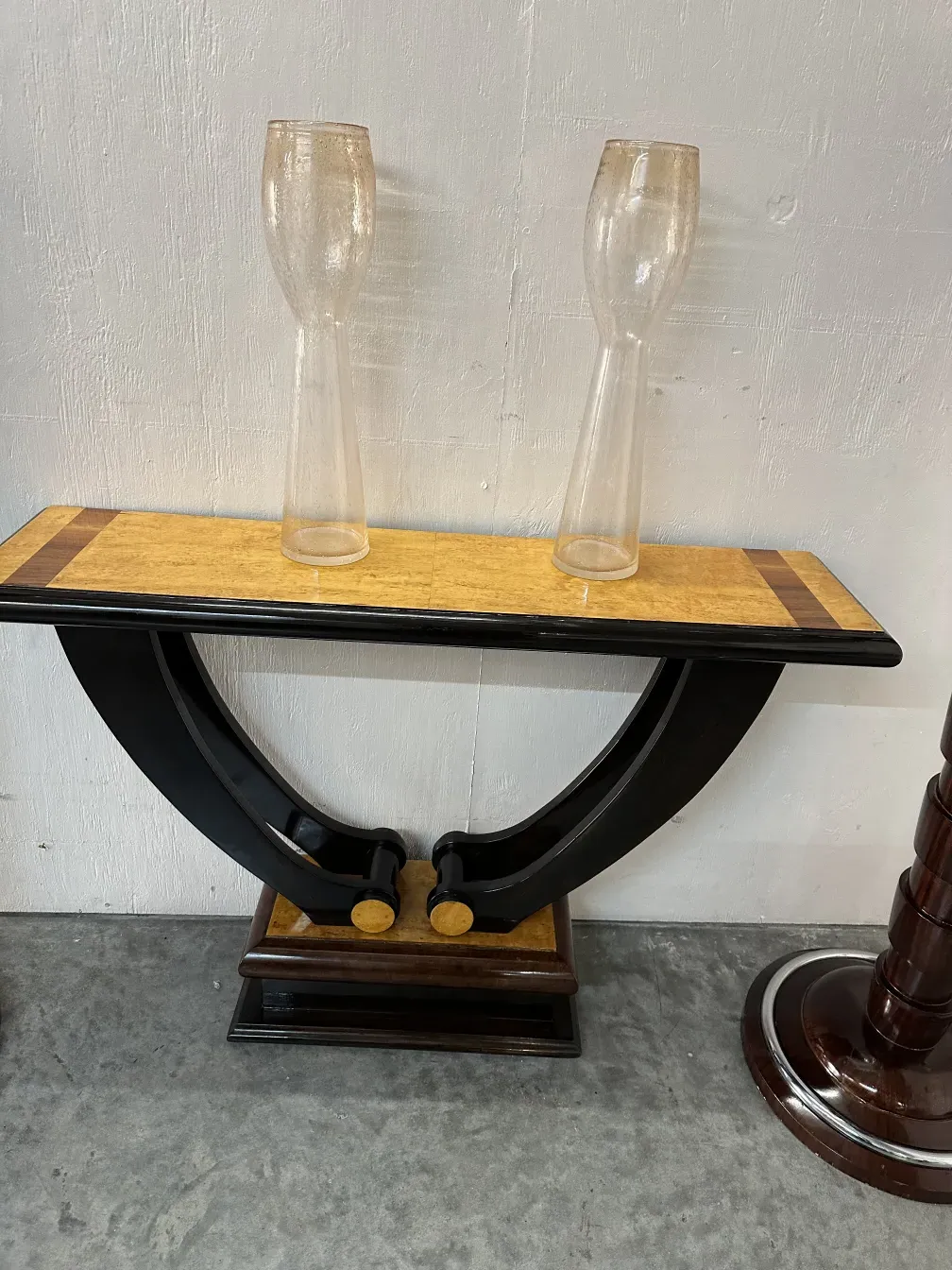 Due vasi antichi Murano su una base decorativa elegante