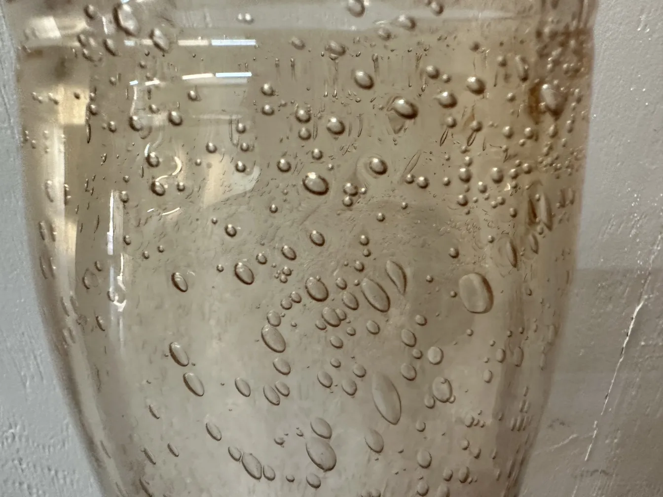 dois vasos antigos com bolhas dentro, estilo Murano