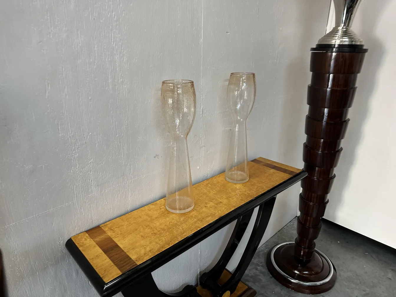 dois vasos antigos murano em uma mesa de madeira clara