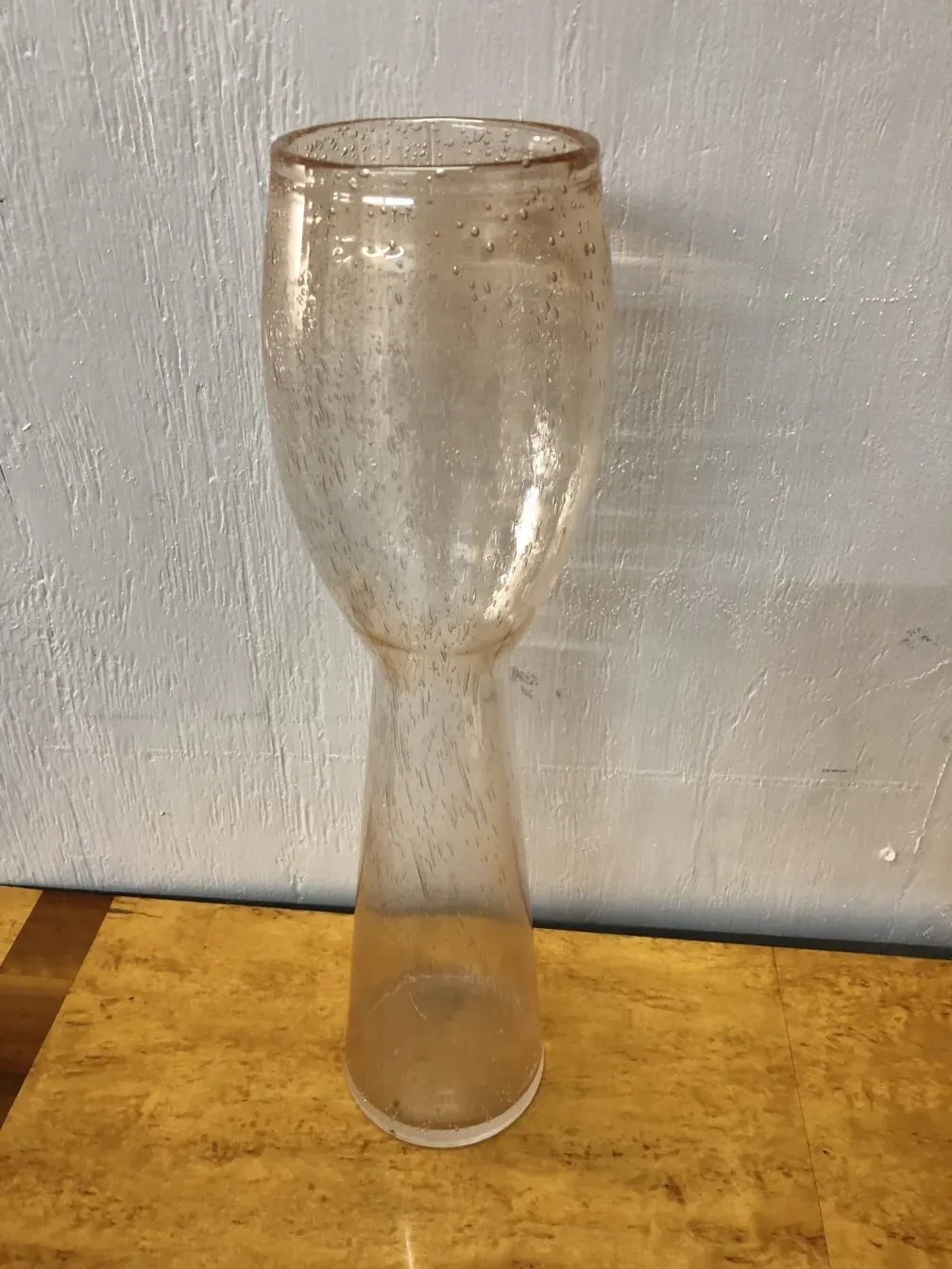 두 개의 고대 무라노 꽃병, 선명한 디테일과 기포가 있는