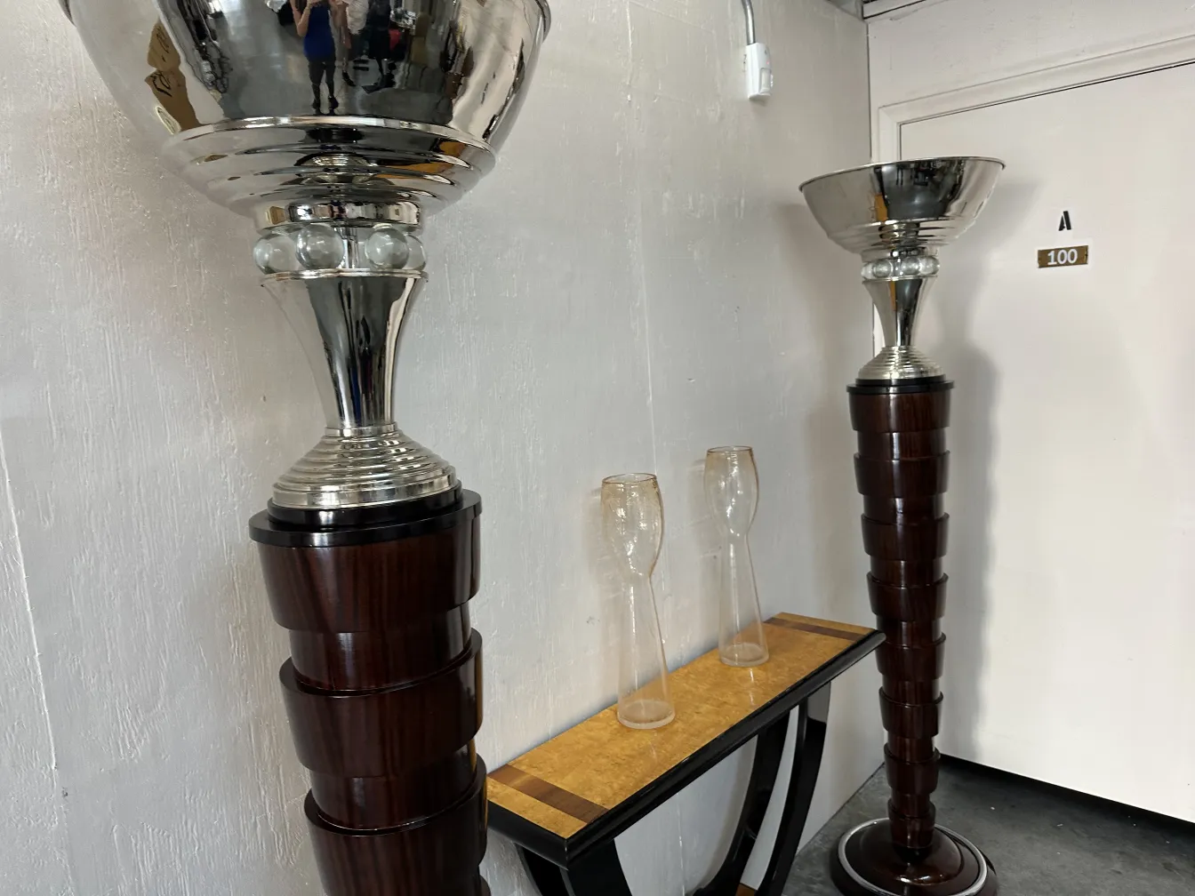 deux vases anciens murano avec bases élégantes et détails décoratifs, ambiance moderne