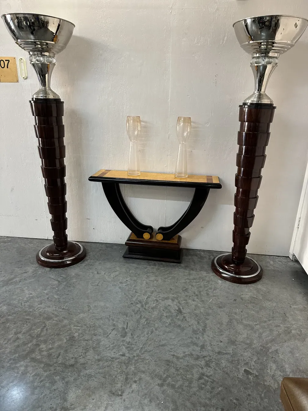 deux vases anciens de Murano dans un cadre élégant