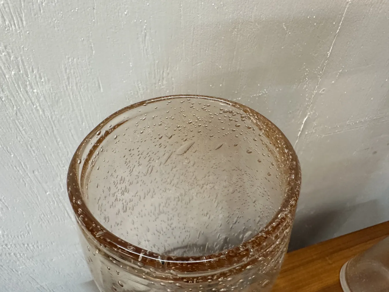 Dos florero antiguo murano con burbujas en una mesa