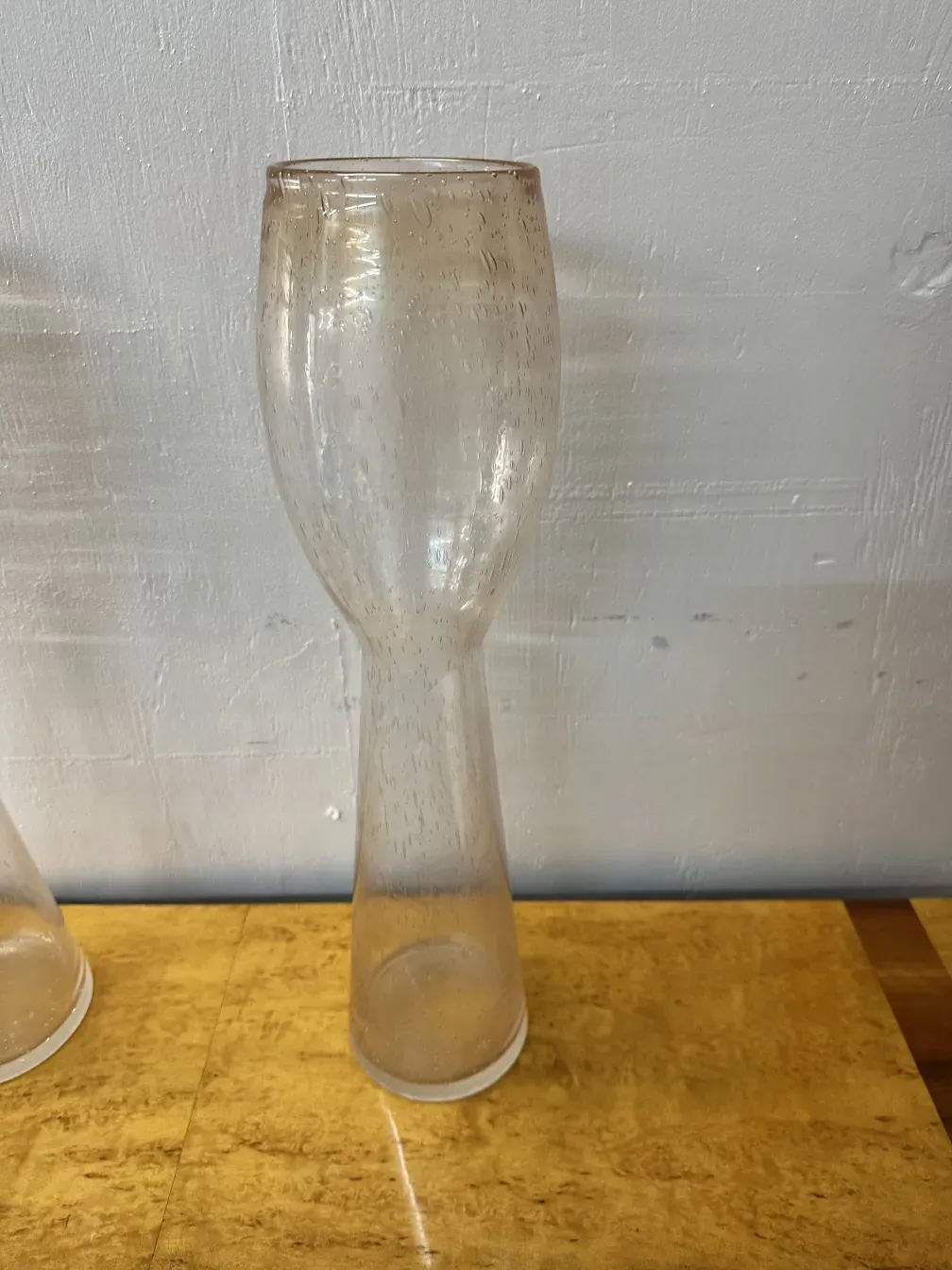 Due vasi antichi di Murano con forma elegante in un ambiente caldo.