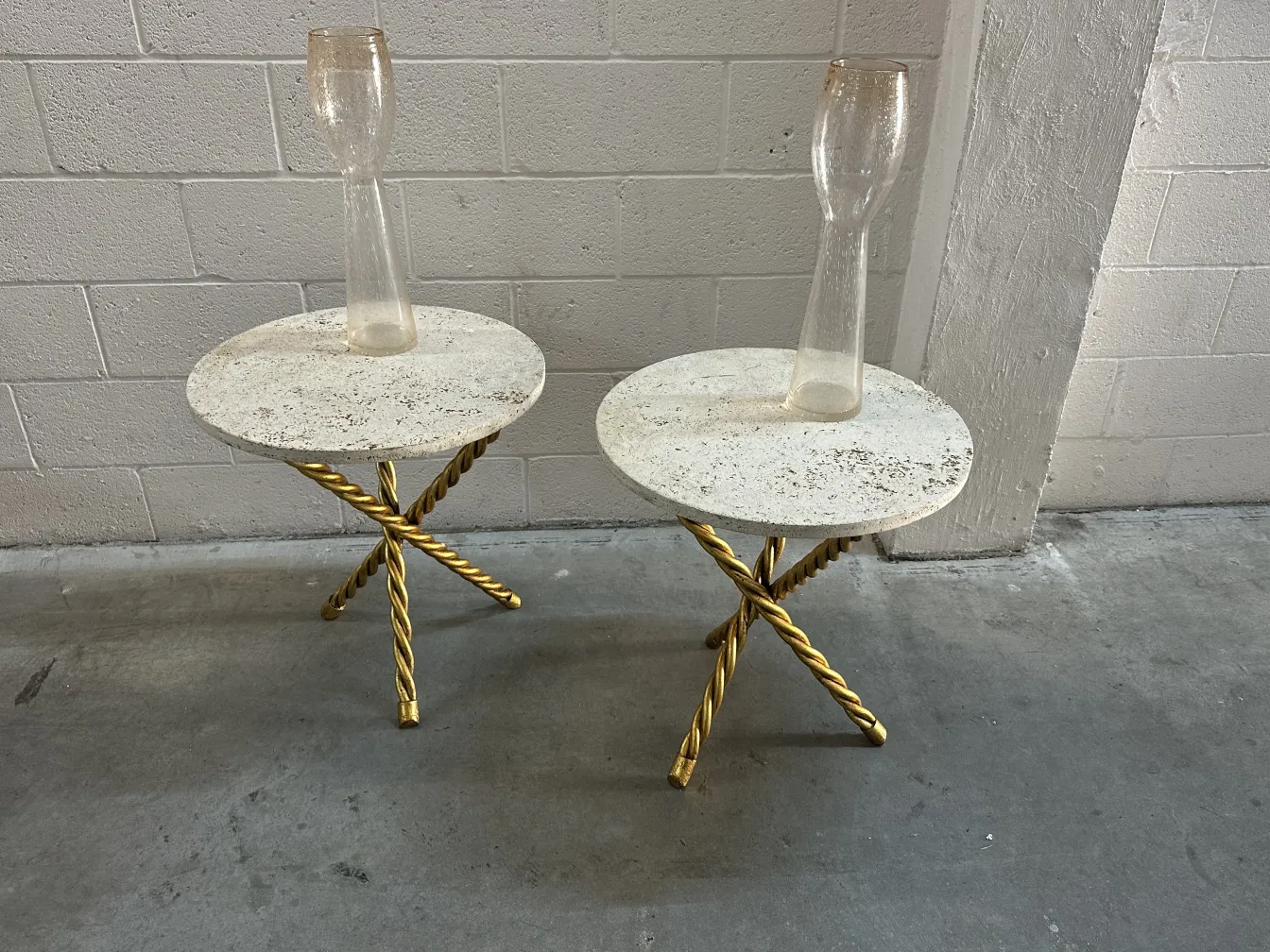 2 vase antique avec design murano dans un cadre décoratif