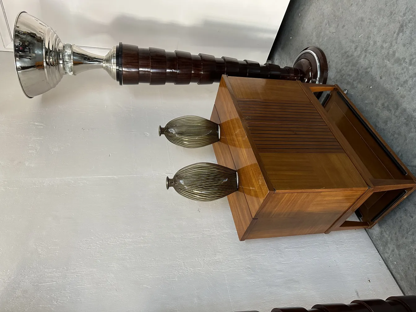 2 vasos antigos murano com detalhes elegantes ao lado de um móvel