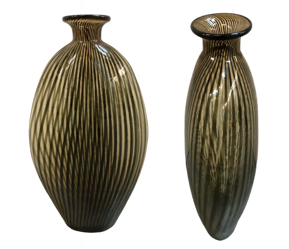 zwei antike Murano-Vasen mit gestreiftem Design, elegant und dekorativ, in einer gemütlichen Umgebung.