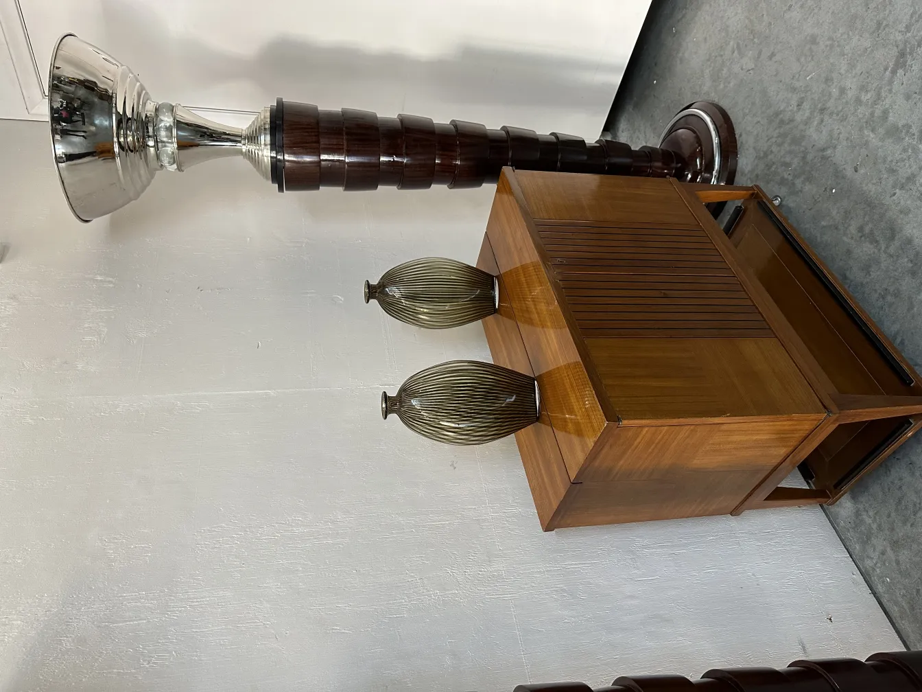 2 antike Vasen Murano mit elegantem Design neben einem Schrank.