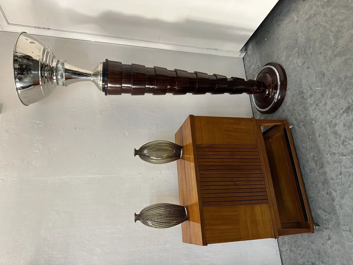 Deux vases anciens en Murano au design délicat dans un décor moderne.