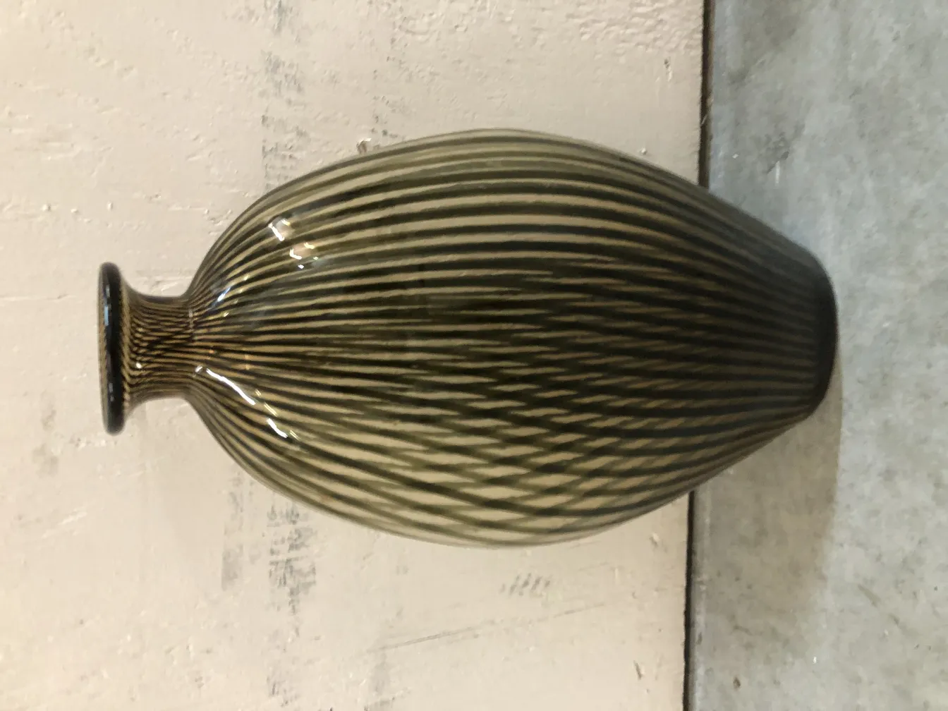 Dos floreros antiguos de estilo murano con diseño atractivo.