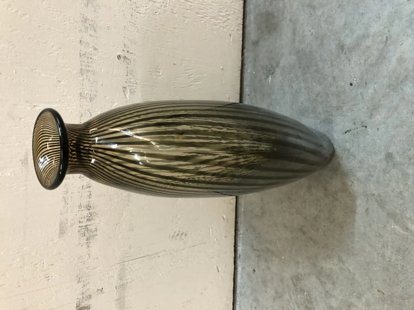 Due vasi antichi murano con design striato scuro.