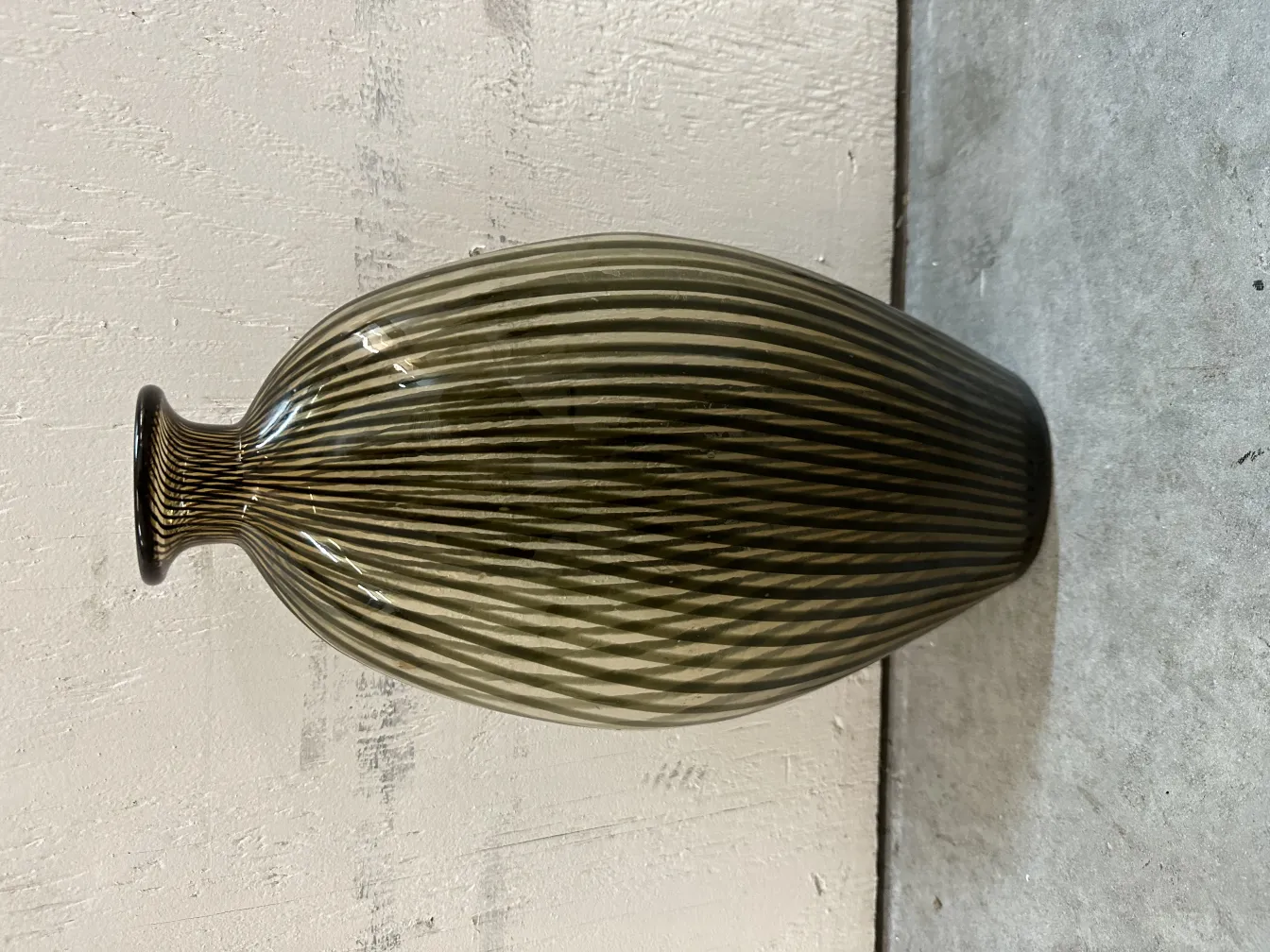 dois vasos antigos de murano com design elegante em um ambiente neutro.