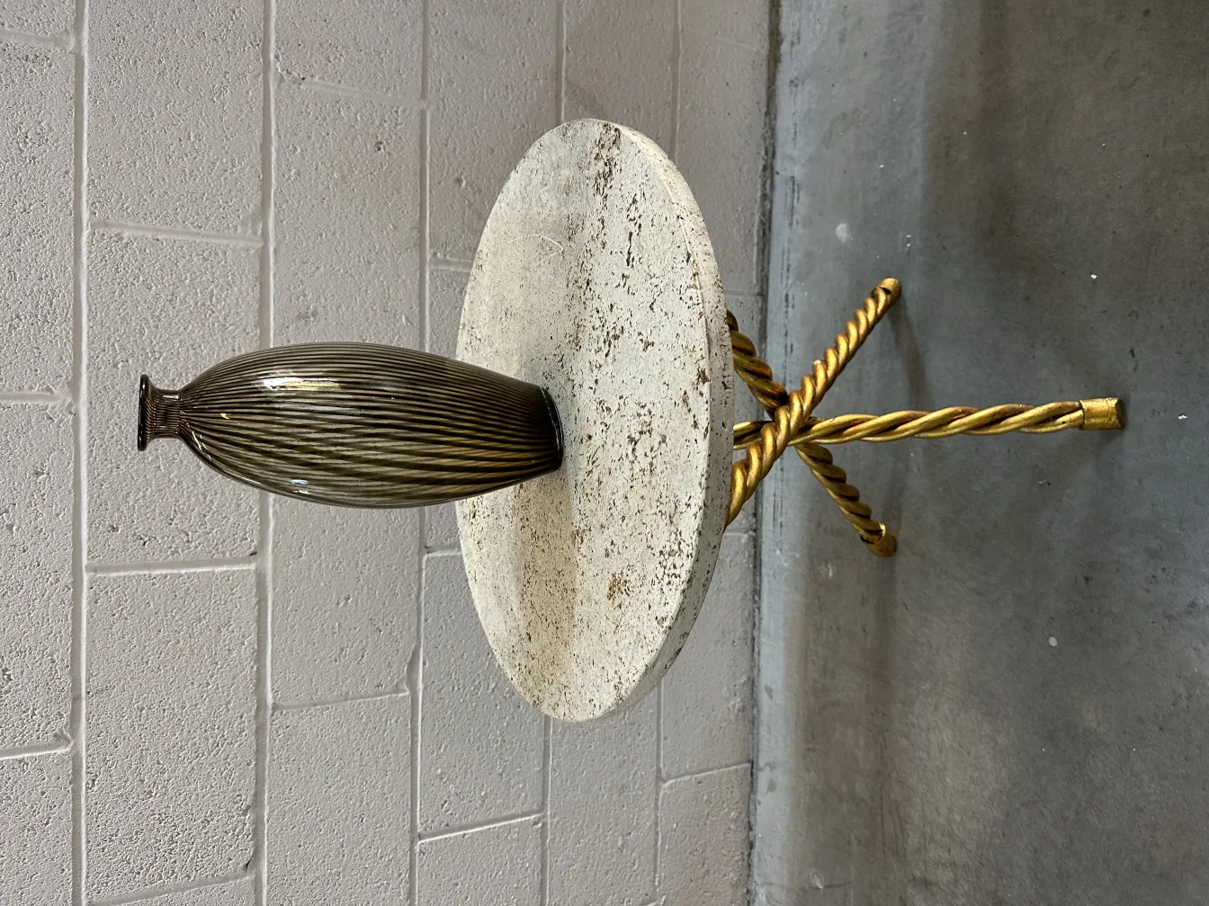 un elegante floreros antiguos murano con decoraciones