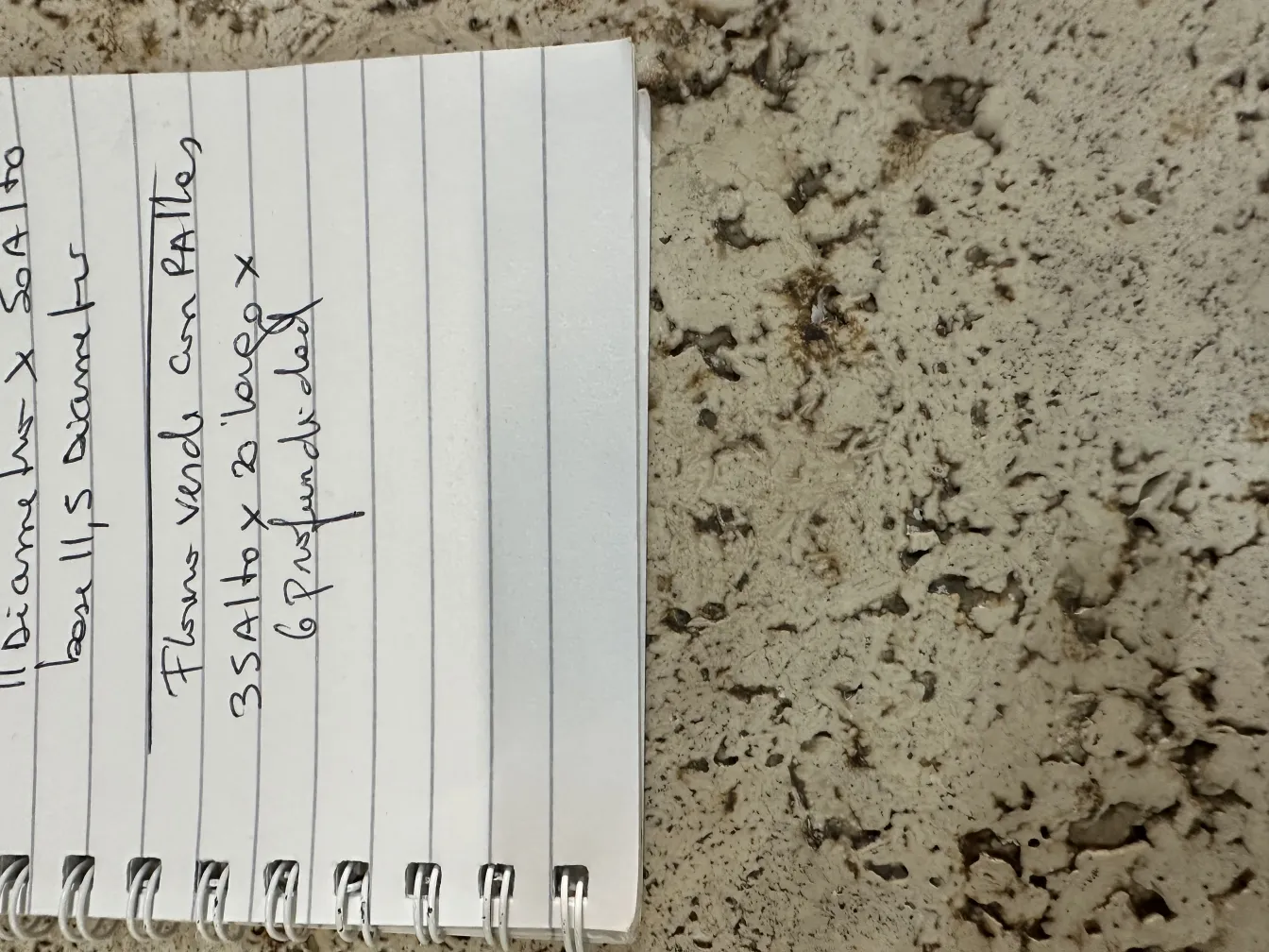 两个古董穆拉诺花瓶，带有装饰细节，置于室内环境中