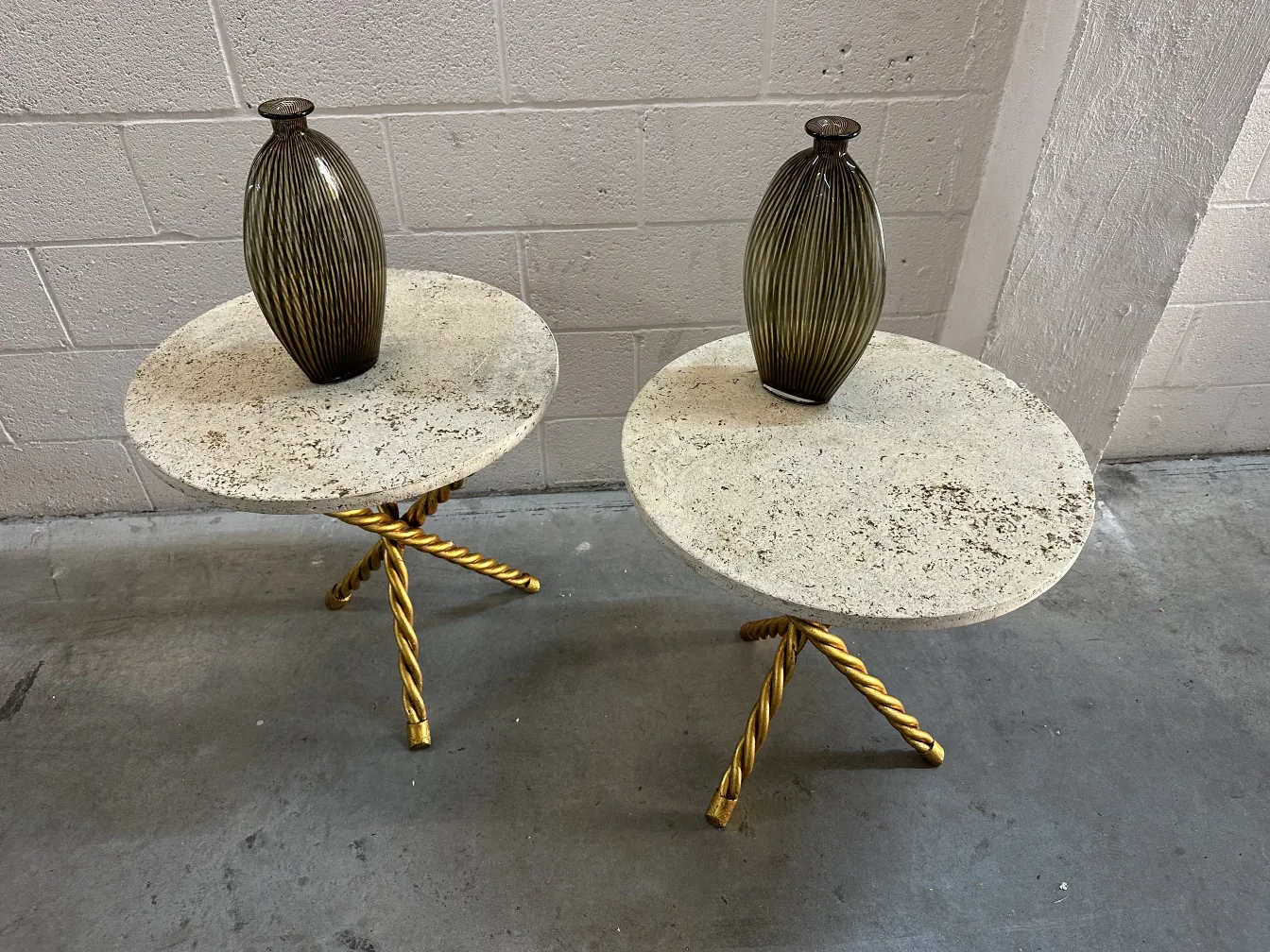 2 vasi decorativi antichi murano su tavolo