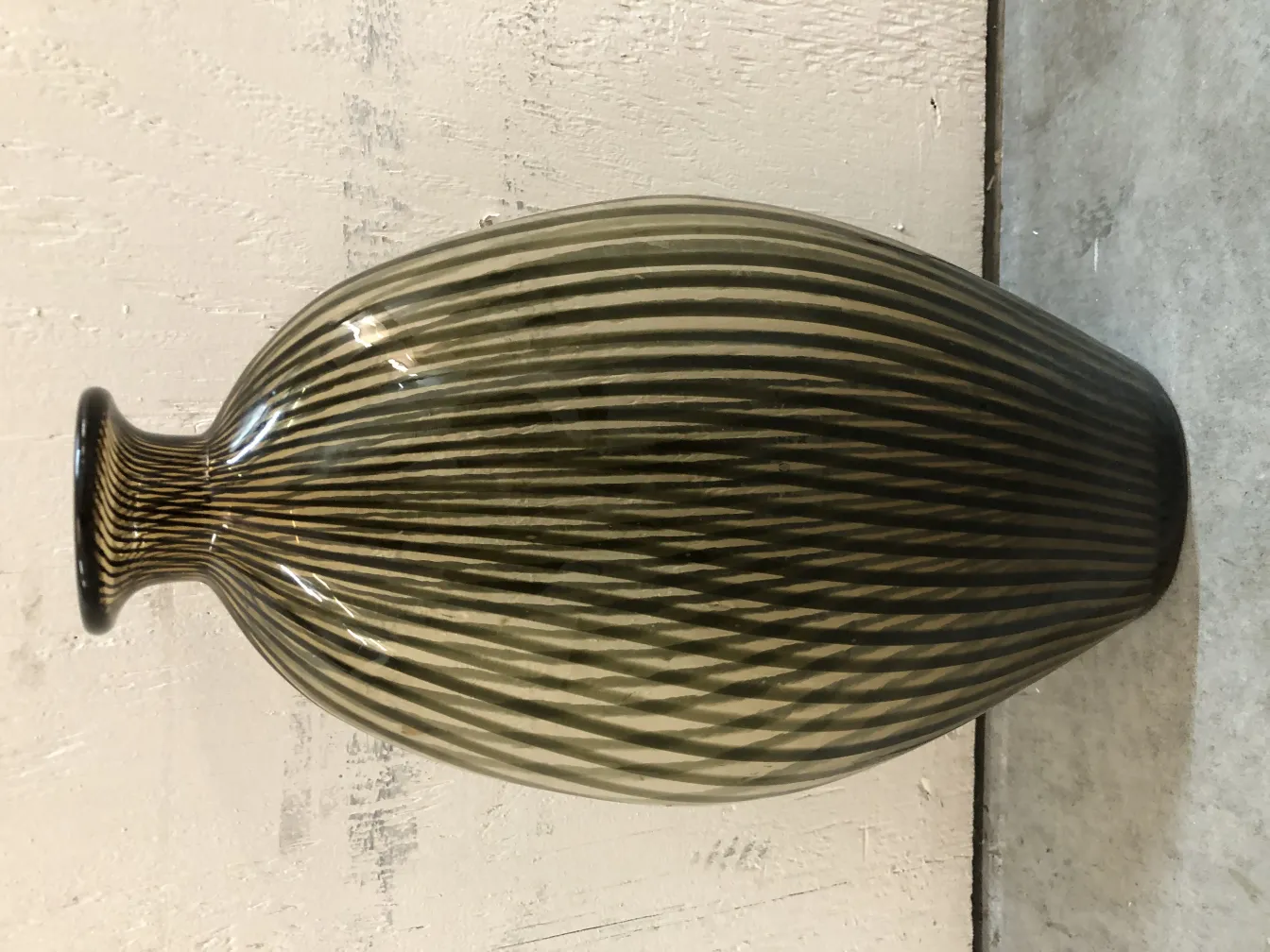 Deux vases anciens Murano, design rayé en tons sombres.