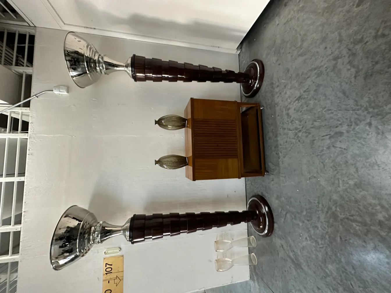 Deux vases anciens de Murano dans un cadre contemporain