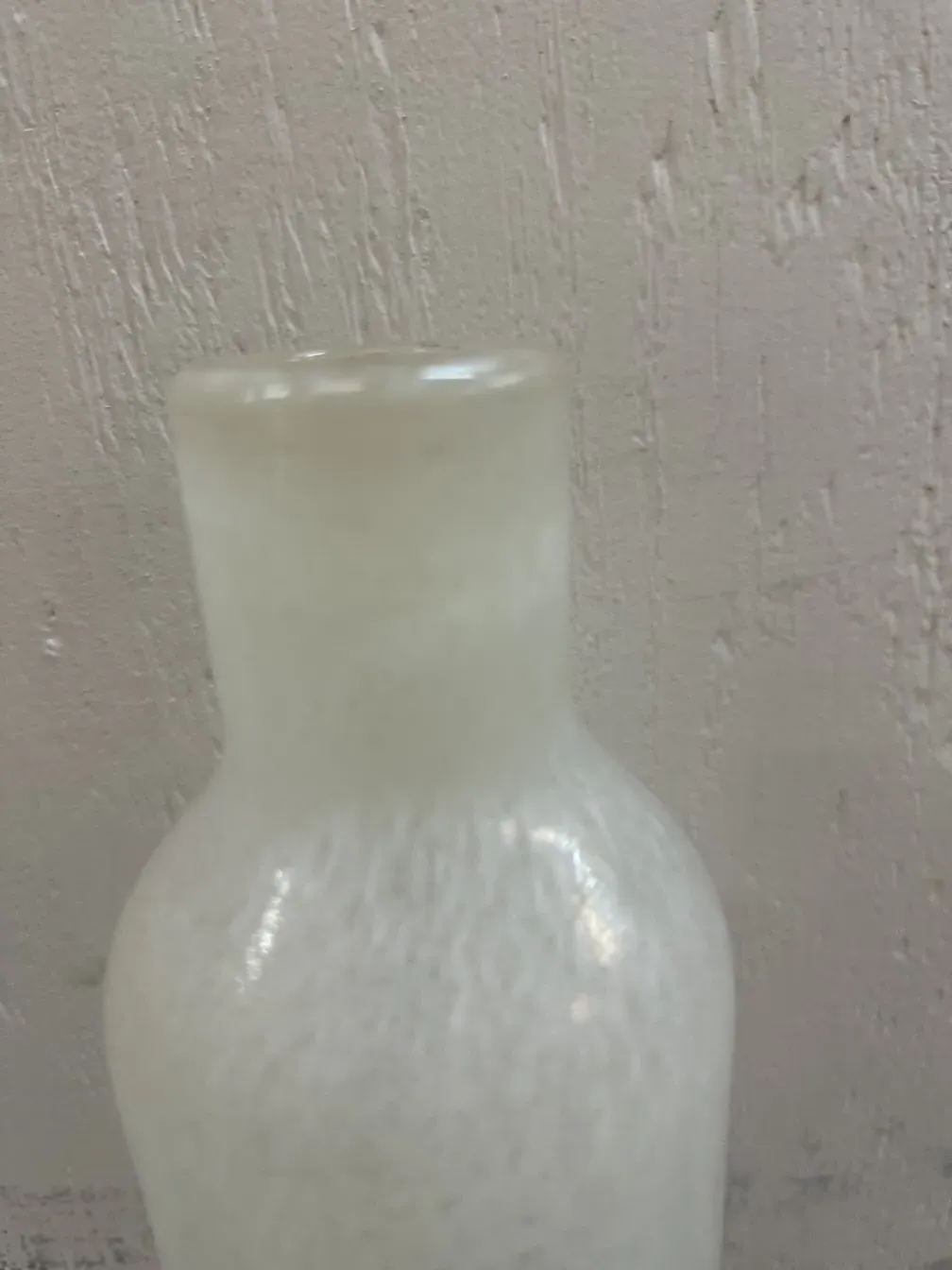 2 antike Murano-Vasen mit eleganter Form und subtilen Details