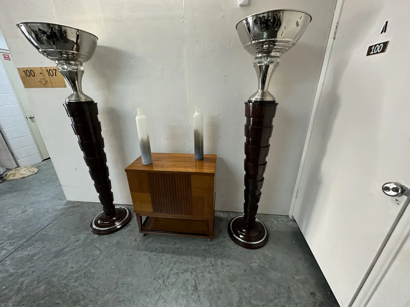 현대적 환경에 있는 고대 무라노 꽃병 2개의 세트