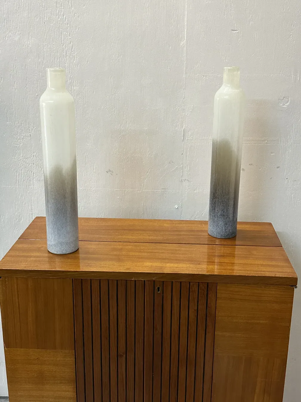 Due vasi antichi con design unico, collocati in un ambiente accogliente.