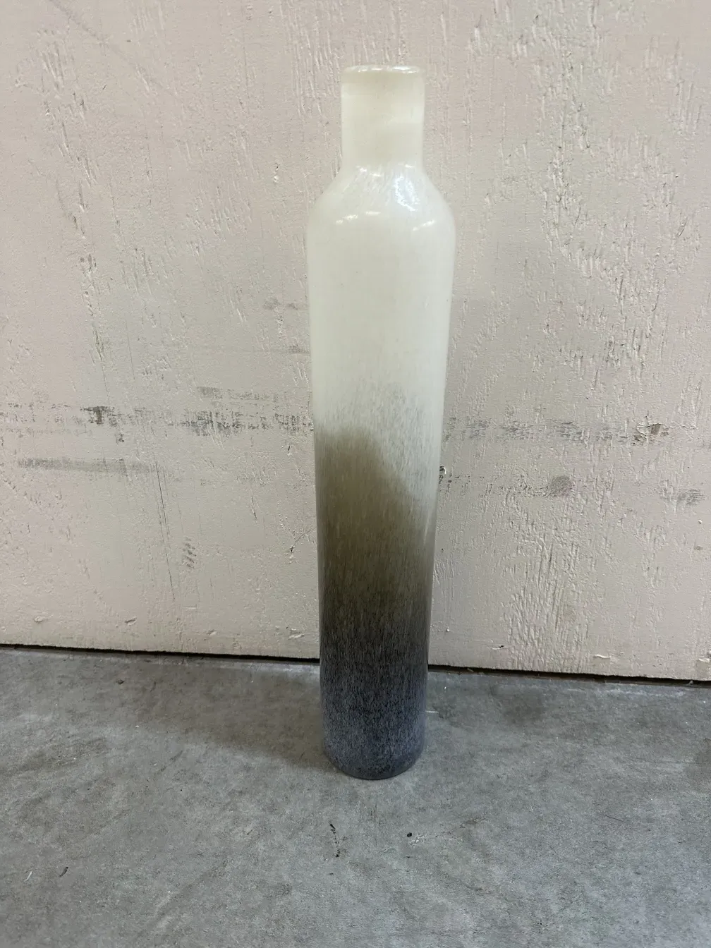 Vaso antico di Murano con gradiente da bianco a nero, elegante e artistico