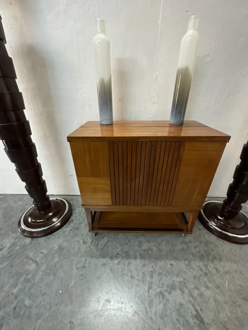 Zwei antike Murano-Vasen mit eleganten Details in einer neutralen Umgebung.