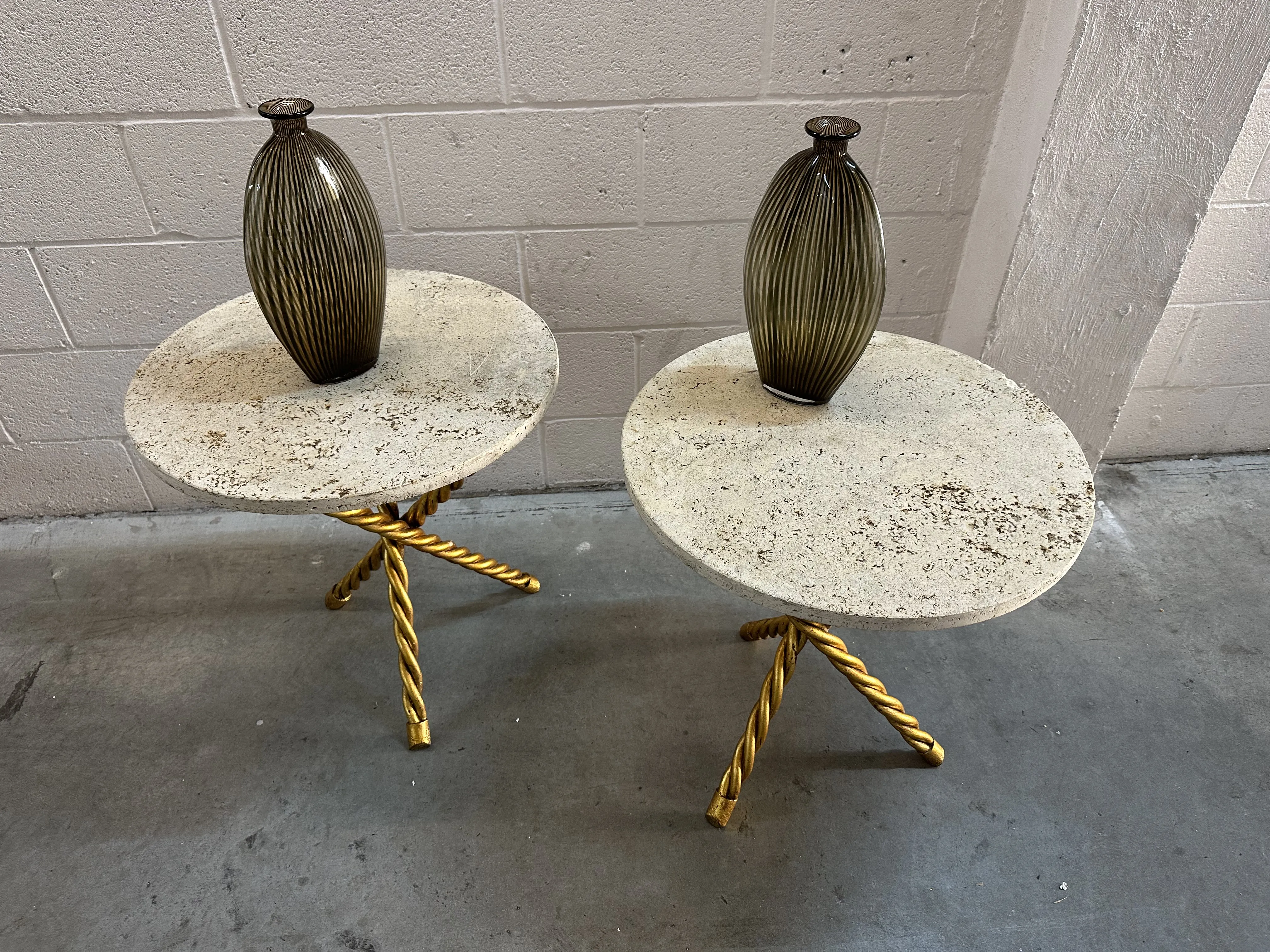 antikermurano-vase auf einem Tisch mit heller Oberfläche