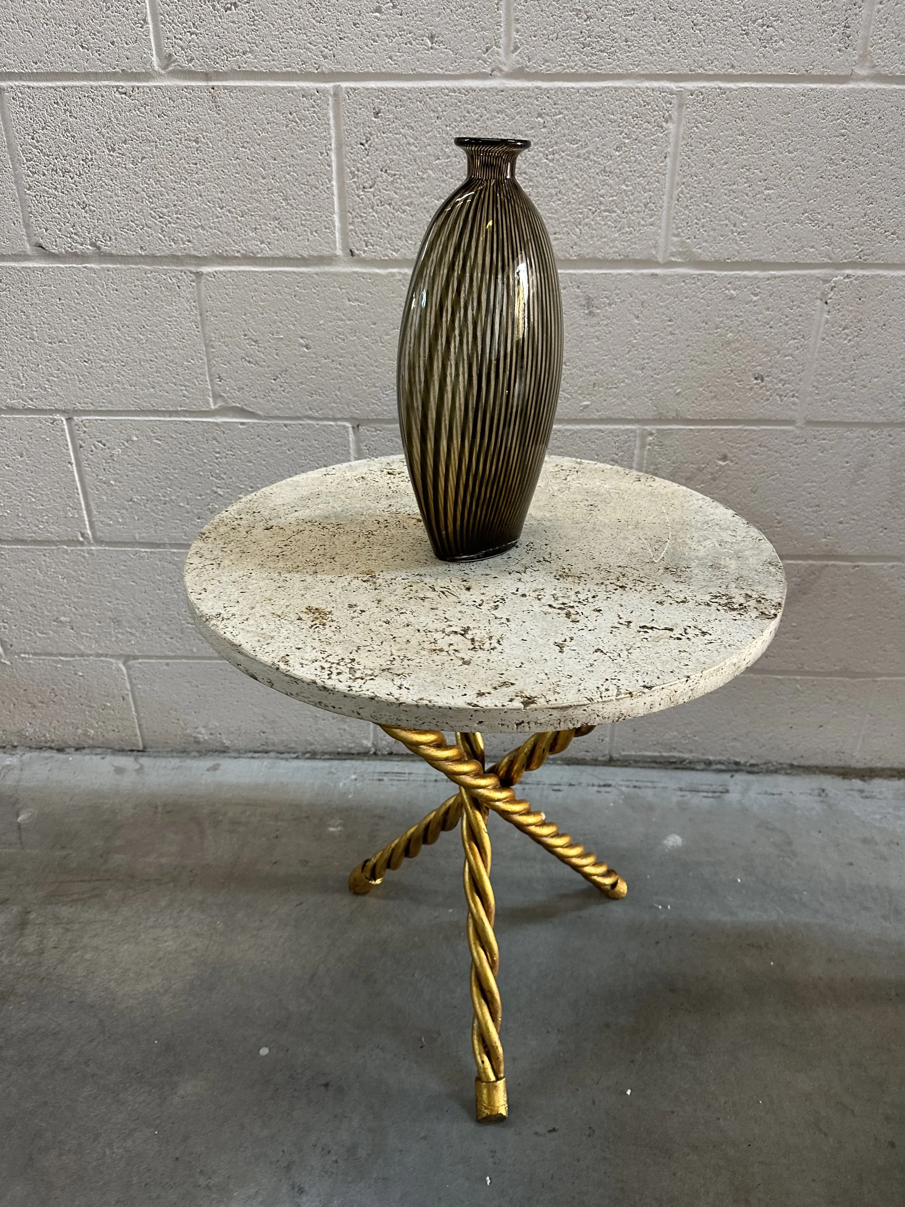 Vase ancien de Murano avec des formes élégantes sur un piédestal