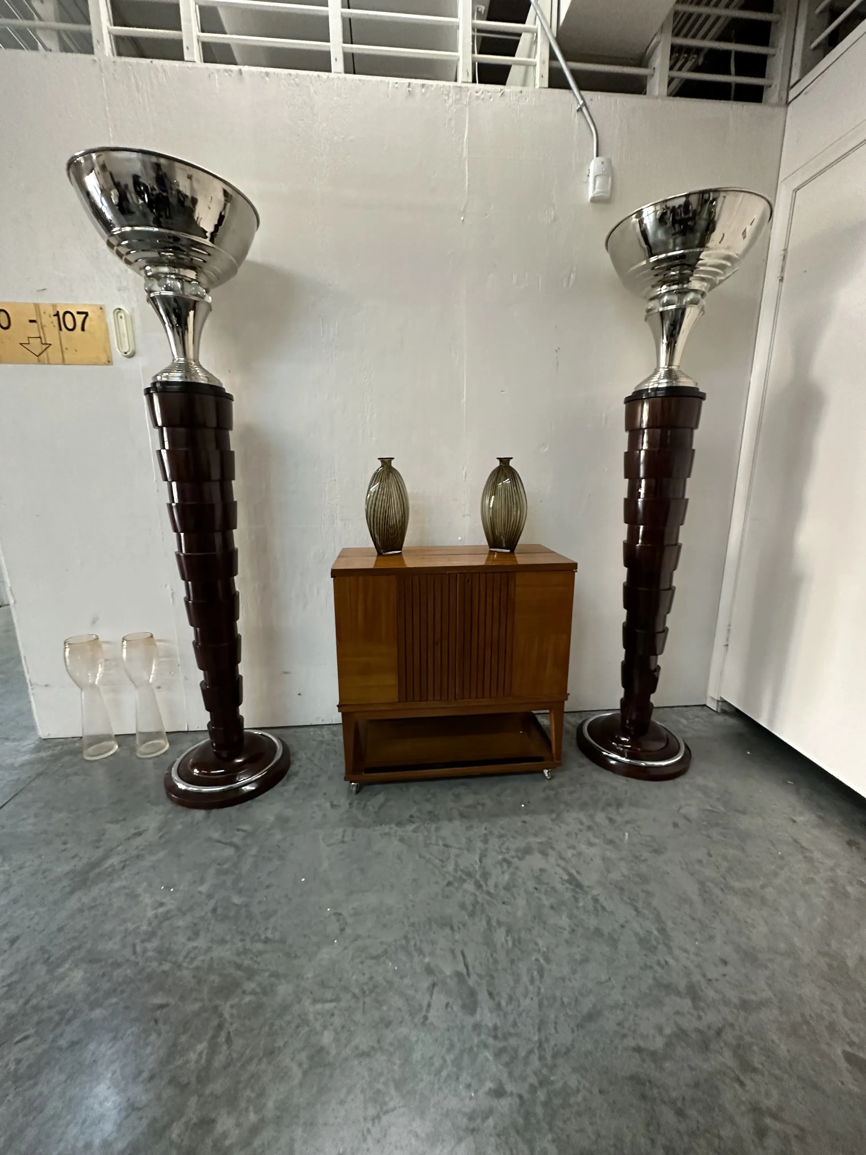 antike murano-vase in modernem umfeld, elegante dekoration