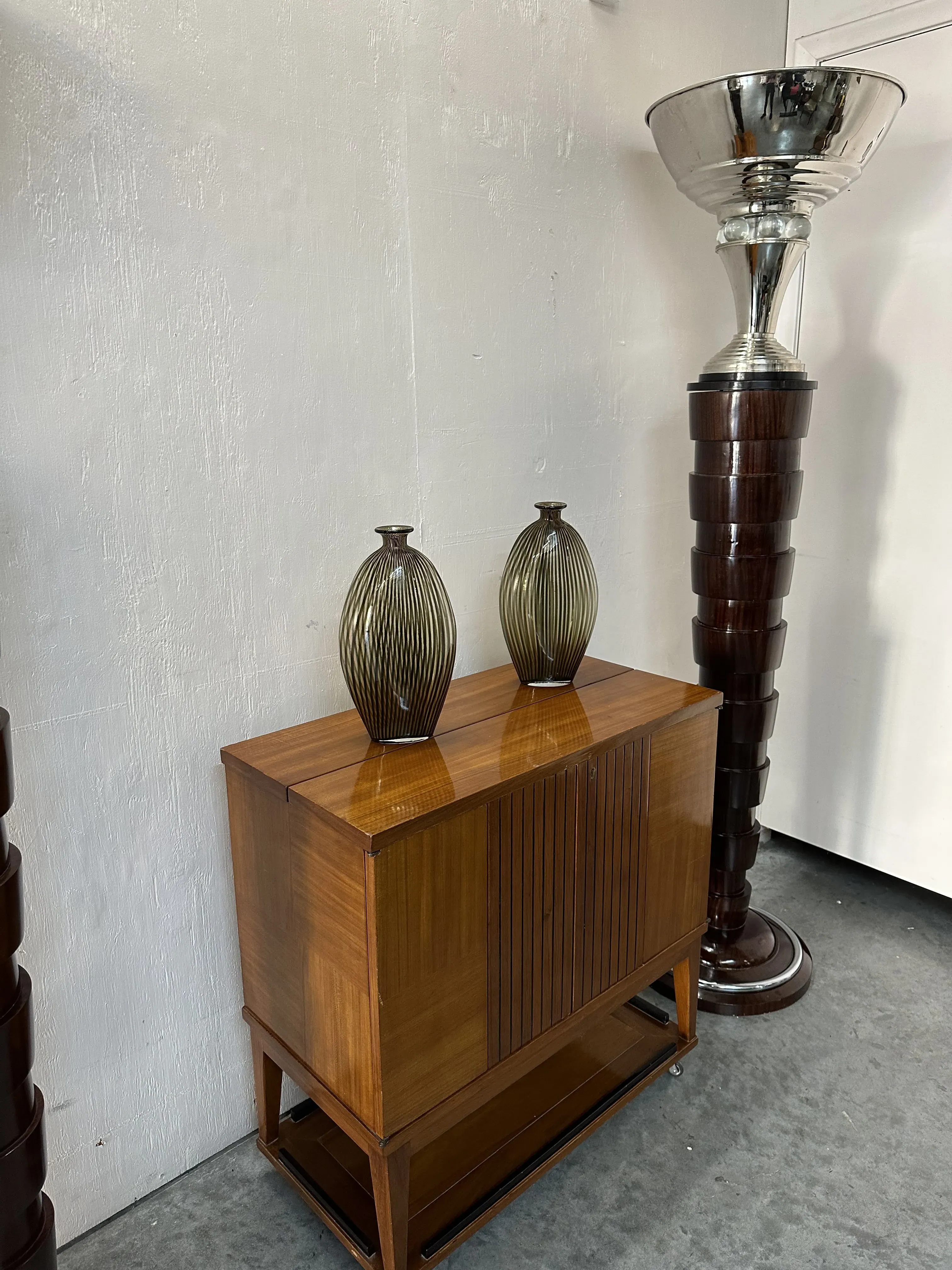 vaso antigo de murano com detalhes em verde e dourado, fundo neutro