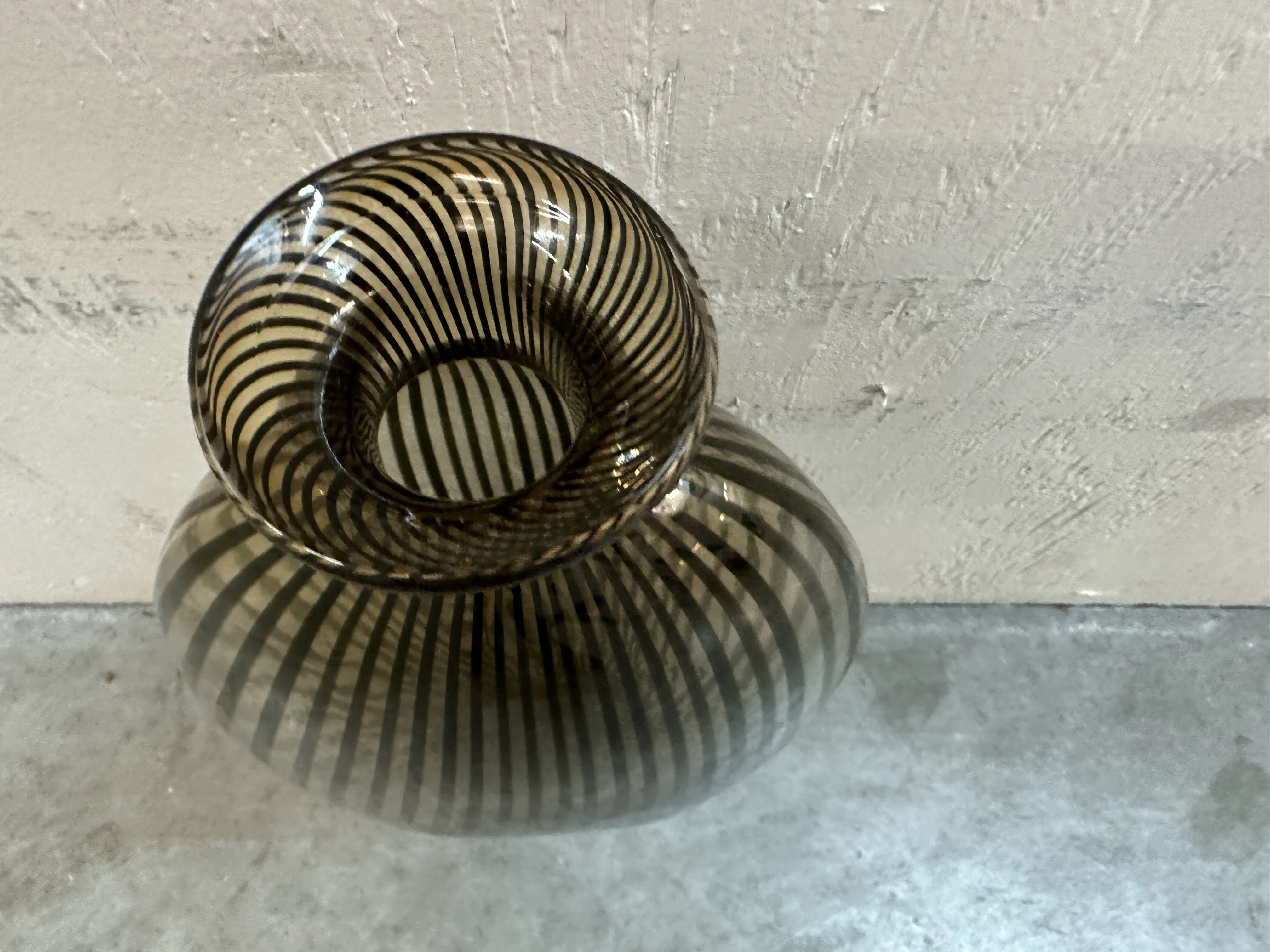 florero de murano antiguo con diseño en espiral y colores neutros