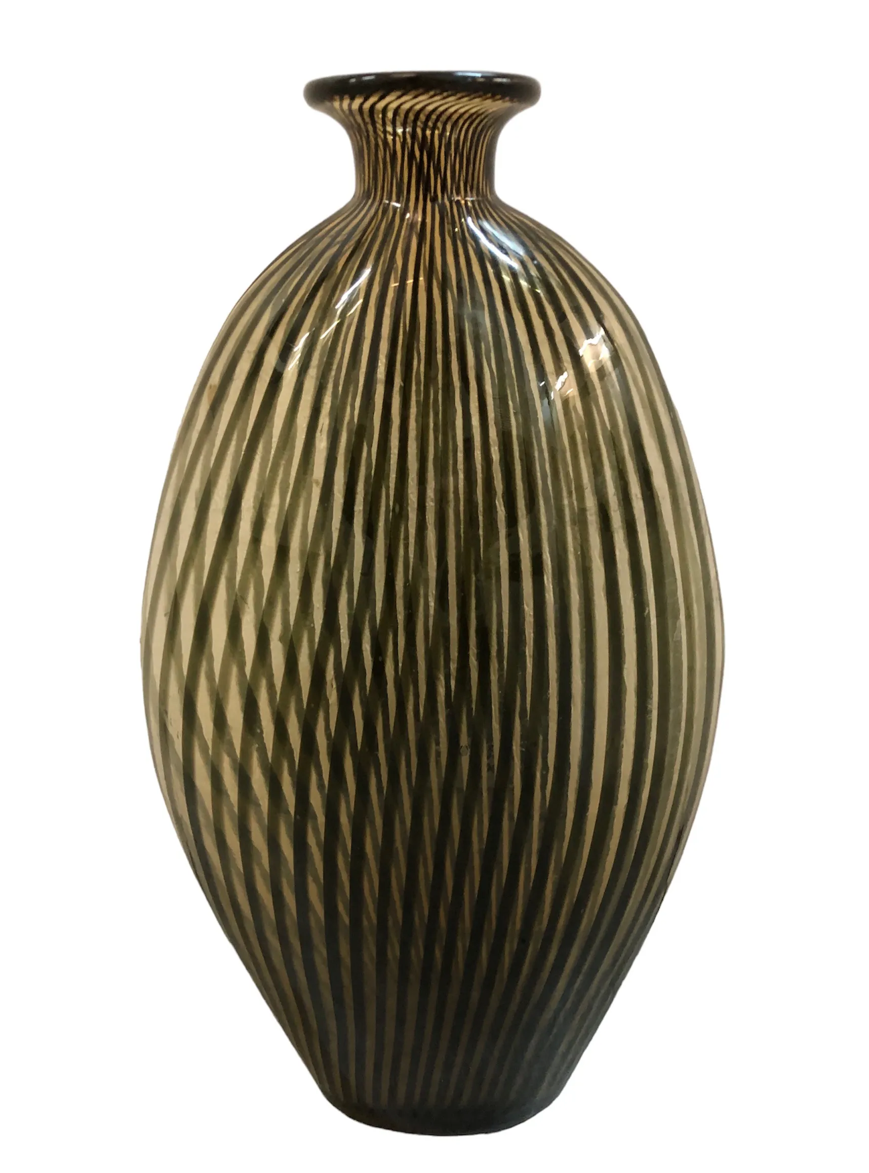 vaso de murano com padrão estriado e forma elegante