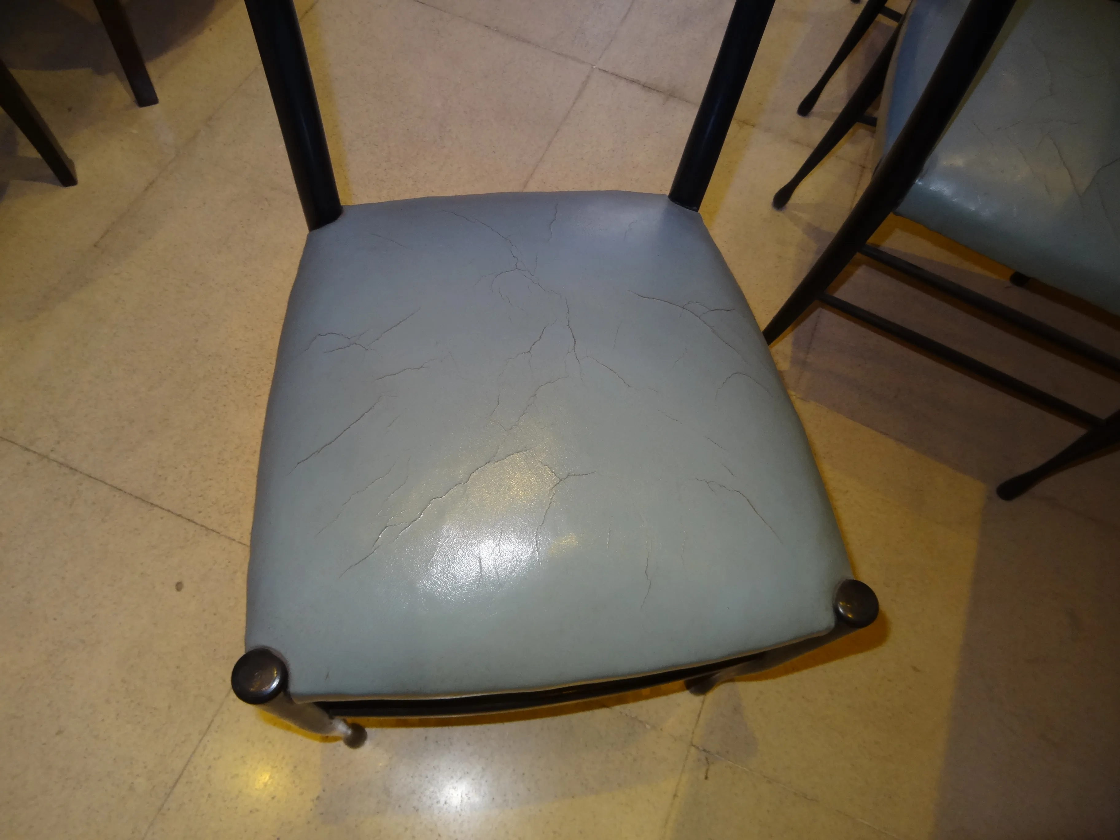 Mesa de jantar antiguidade gio ponti com superfície azul e design elegante, em um ambiente aconchegante.