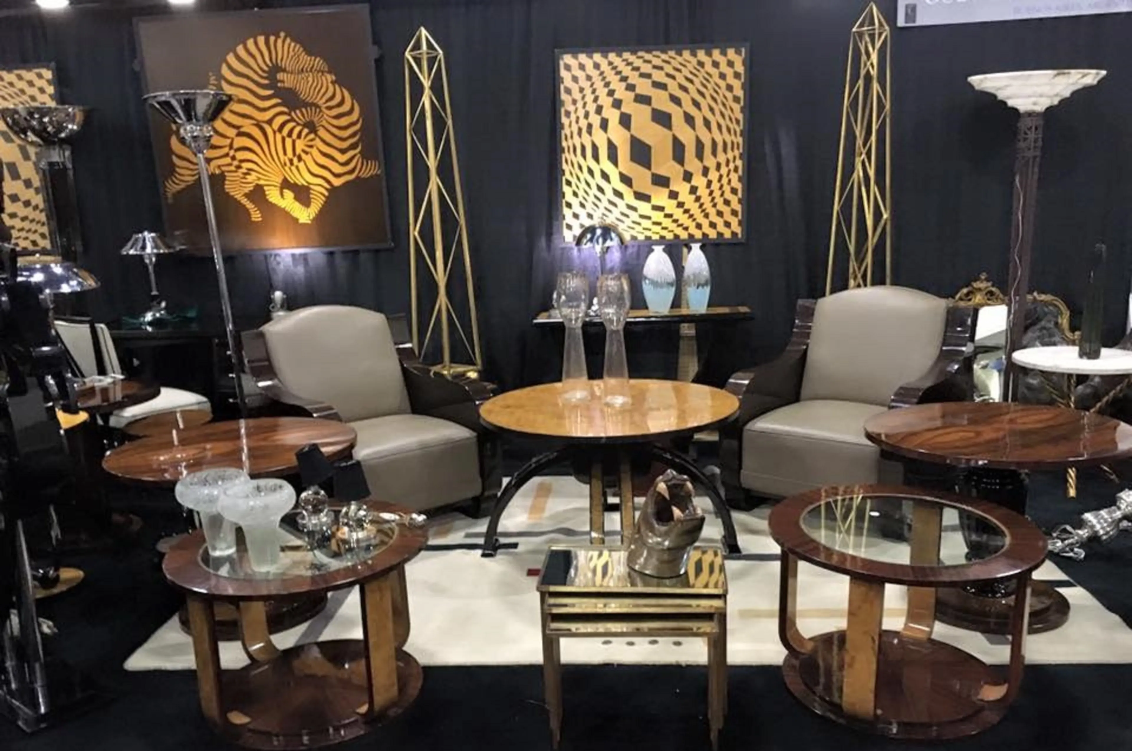 Set di 2 vasi decorativi antichi di Murano con dettagli sorprendenti. Perfetti per ogni ambiente.