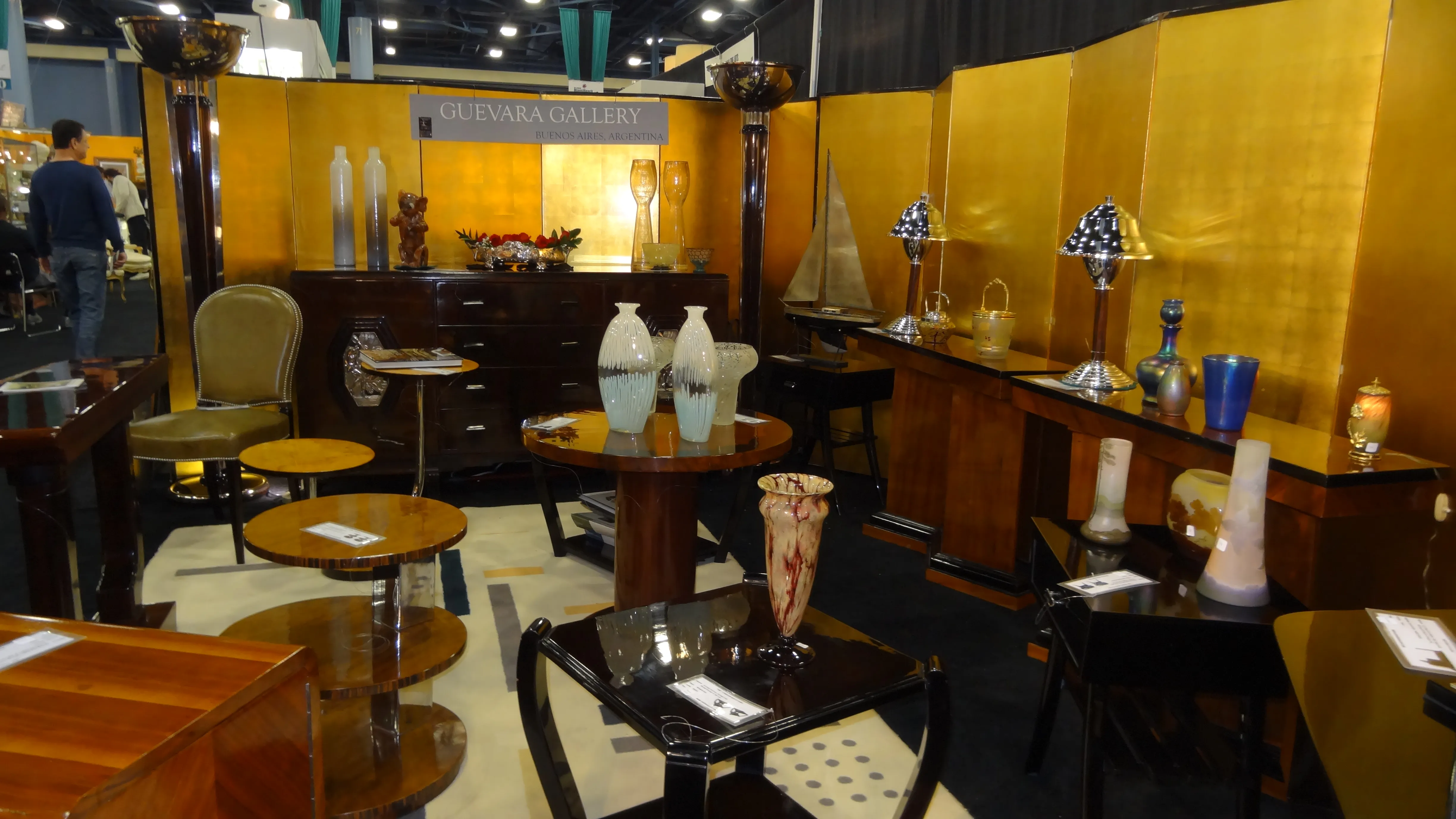 Exposition de deux vases de Murano dans un stand ancien