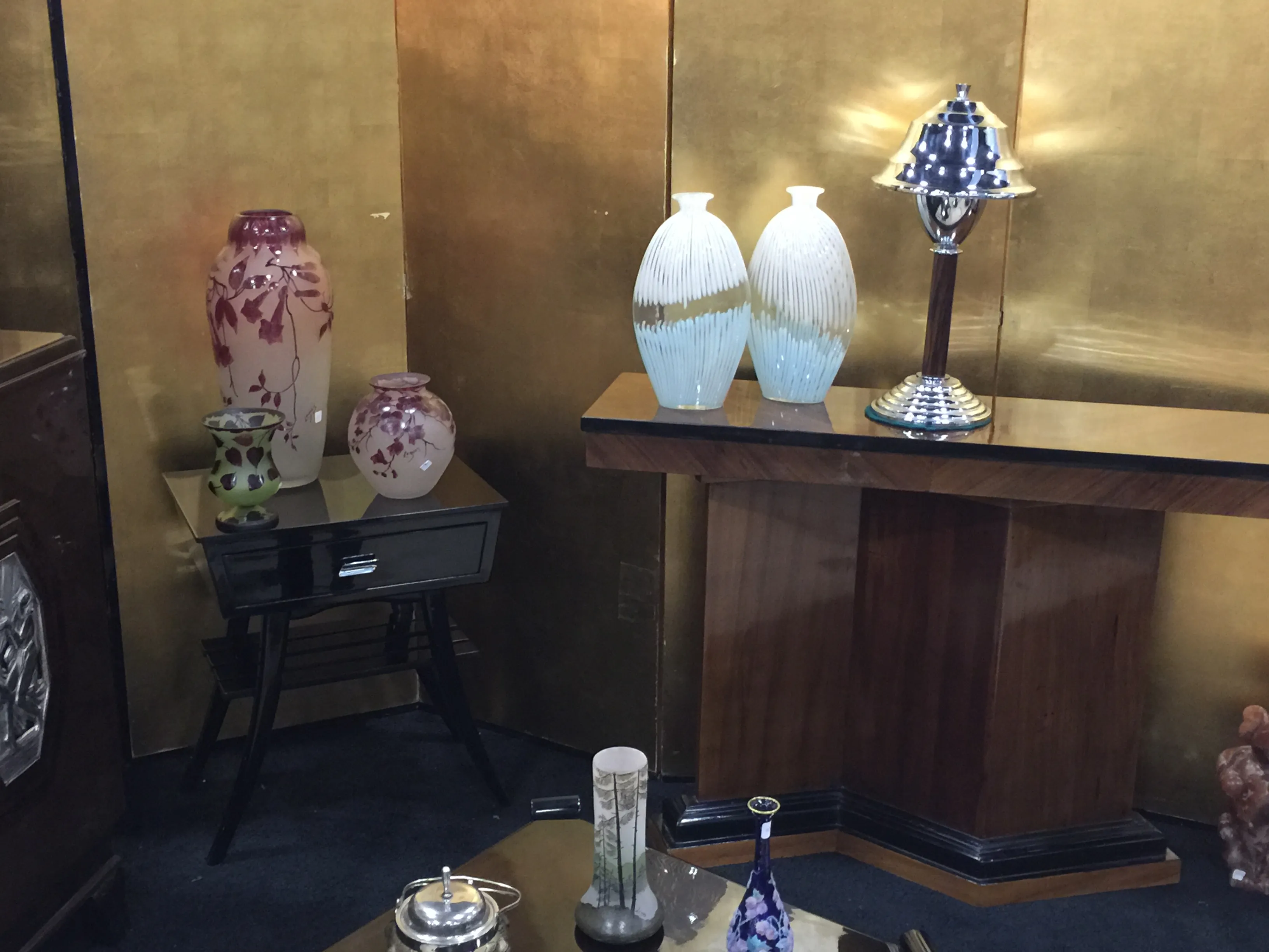 deux vases de murano anciens avec un design décoratif