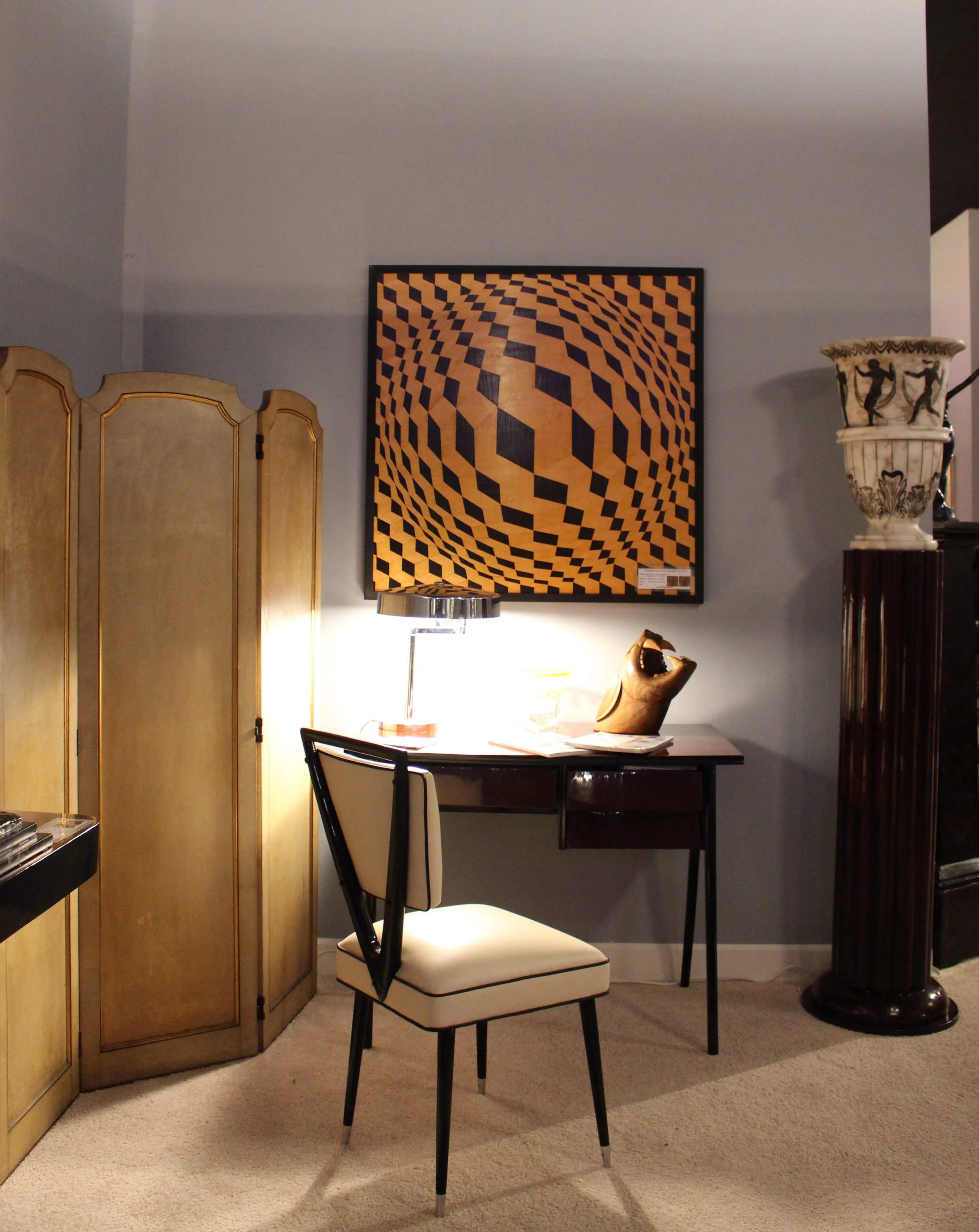 bureau ancien au design élégant avec lampe