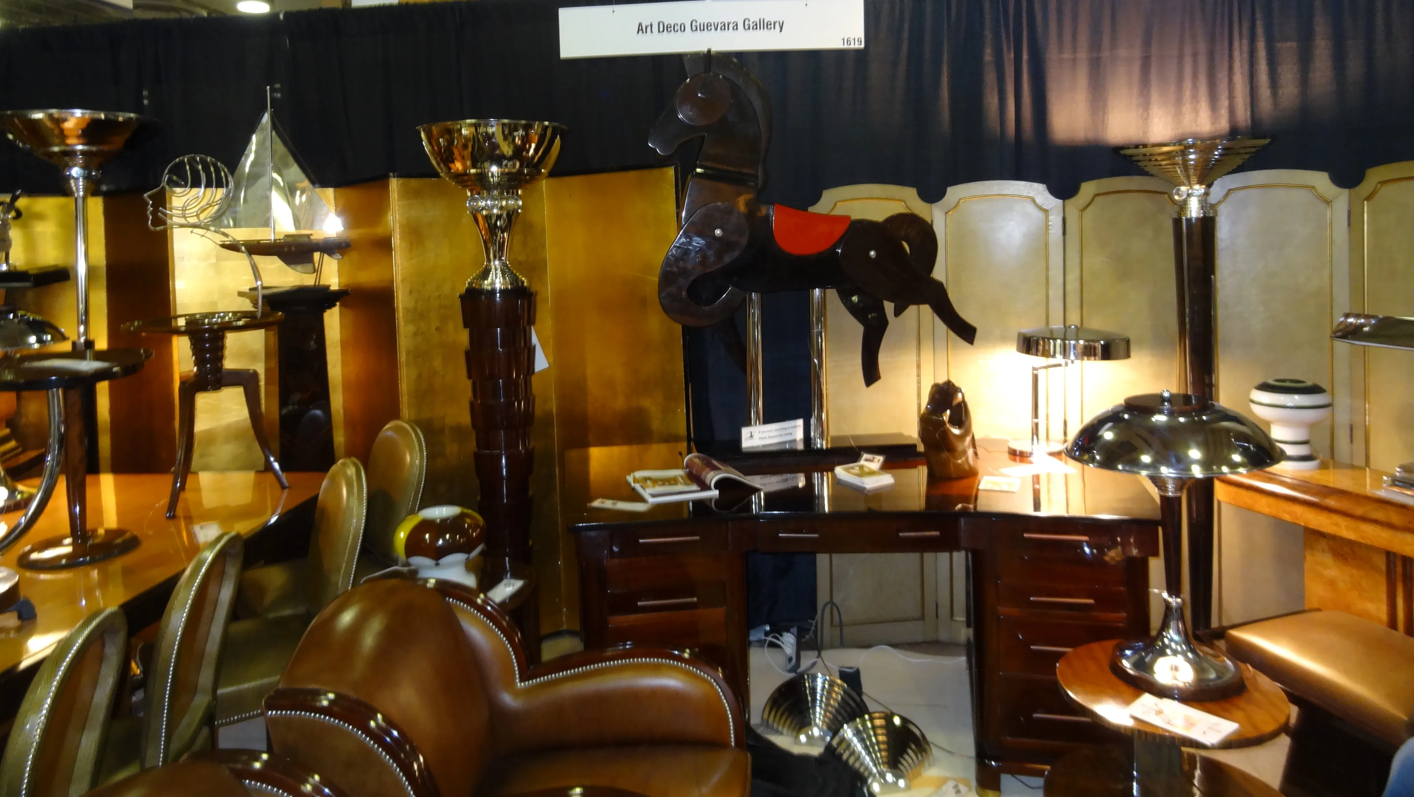 bureau ancien avec une lampe et une chaise, décoration moderne