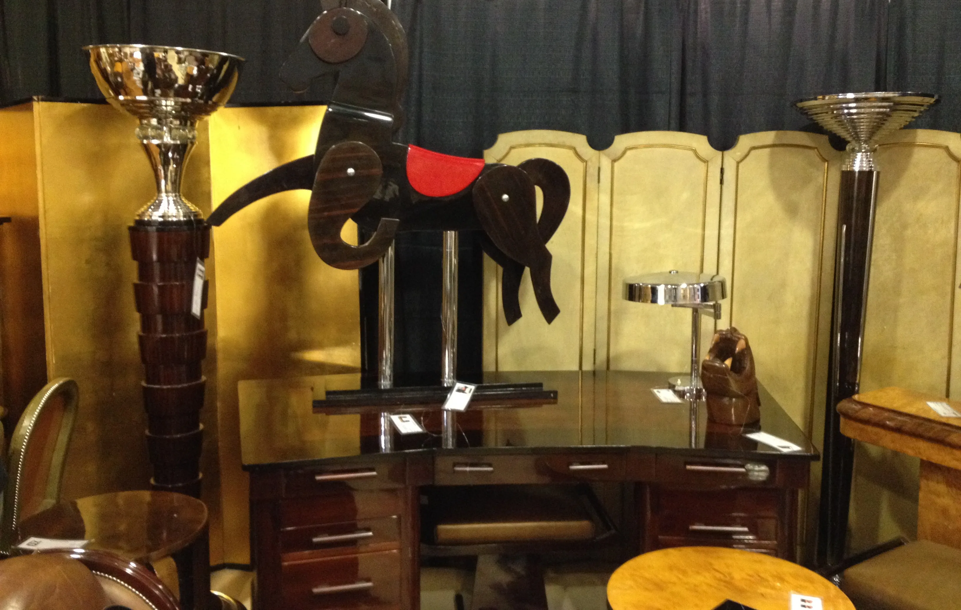 escritorio antigo com forma criativa e detalhes elegantes